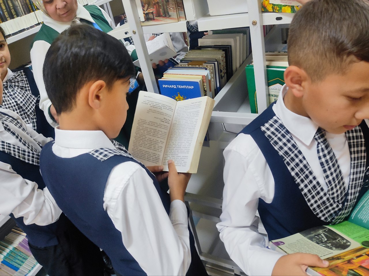 Bilim maskaniga sayohat: "Elita" maktabi o‘quvchilari kutubxonada!