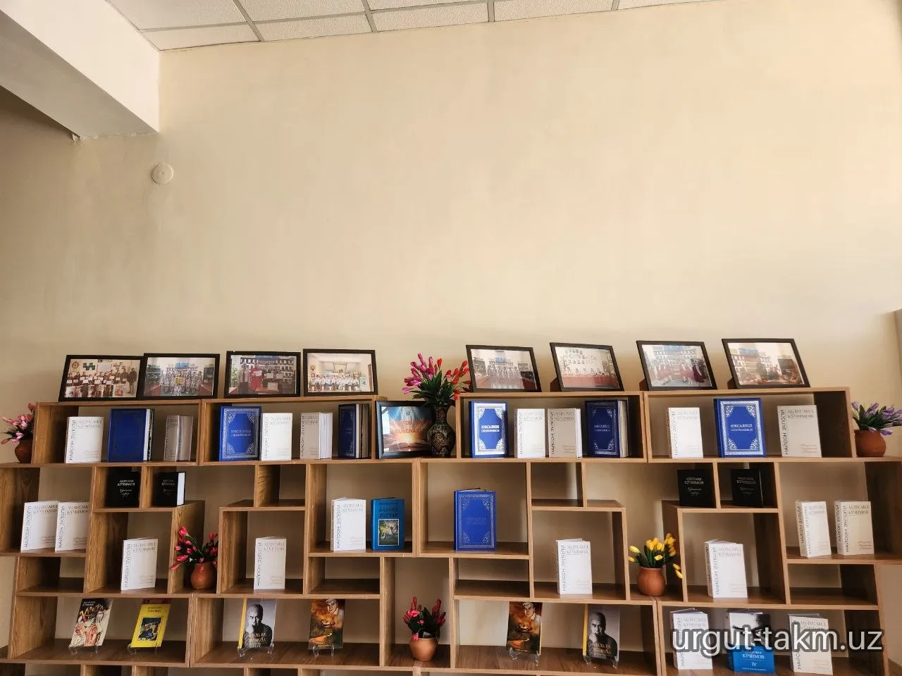 Taniqli adib, jurnalist va jamoat arbobi Abdusaid Ko‘chimov tomonidan Urgut tumani axborot-kutubxona markaziga 38 nusxada kitoblar sovg‘a qilindi