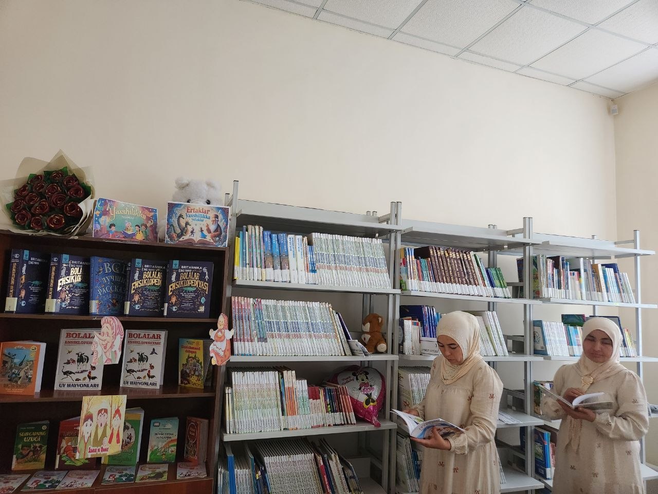 Farzand tarbiyasiga mas’uliyat bilan yondashadigan faol onalar tashrif buyurib,kutubxonaga a‘zo bo‘lib, o‘zlari va farzandlari uchun kitoblar olib ketishdi
