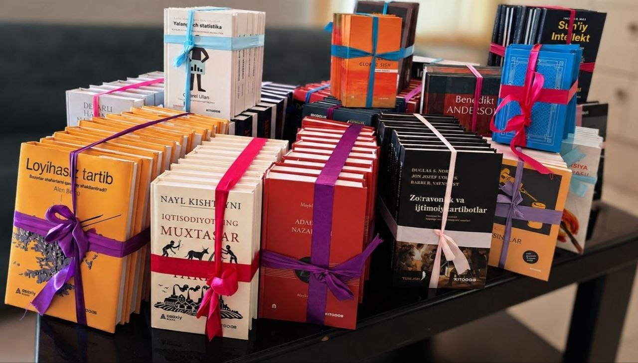 “Yoshlar tashabbuslari marafoni” doirasida Yoshlar ishlari agentligi tomonidan Urgut tuman axborot-kutubxona markaziga qimmatli kitoblar toʻplami sovgʻa qilindi