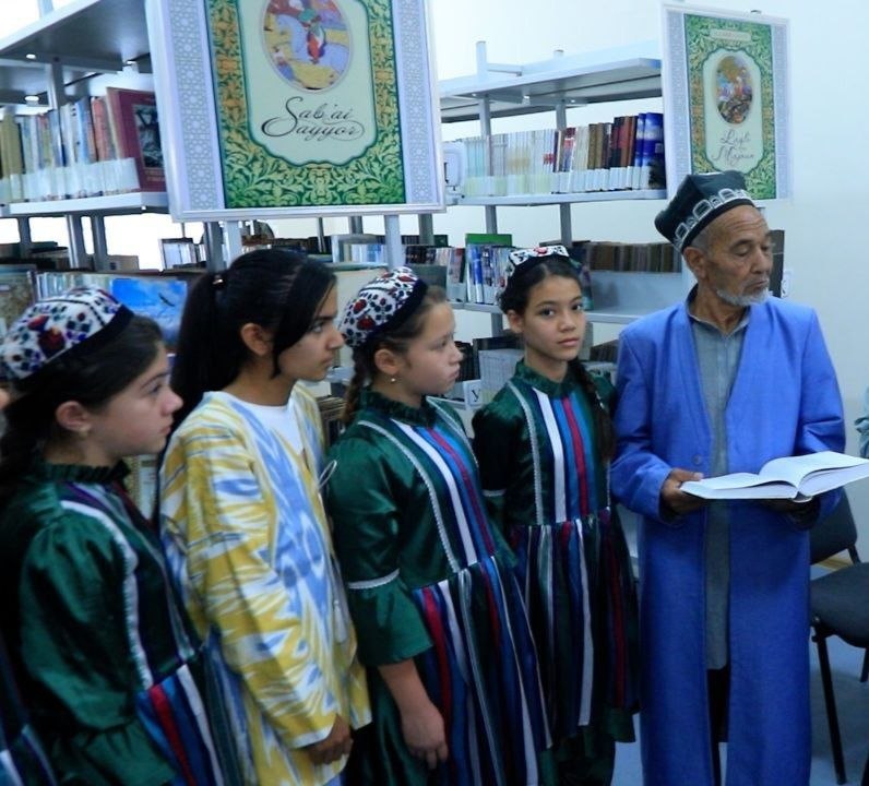 Qiziqarli kutubxonada -154-maktab oʻquvchilari