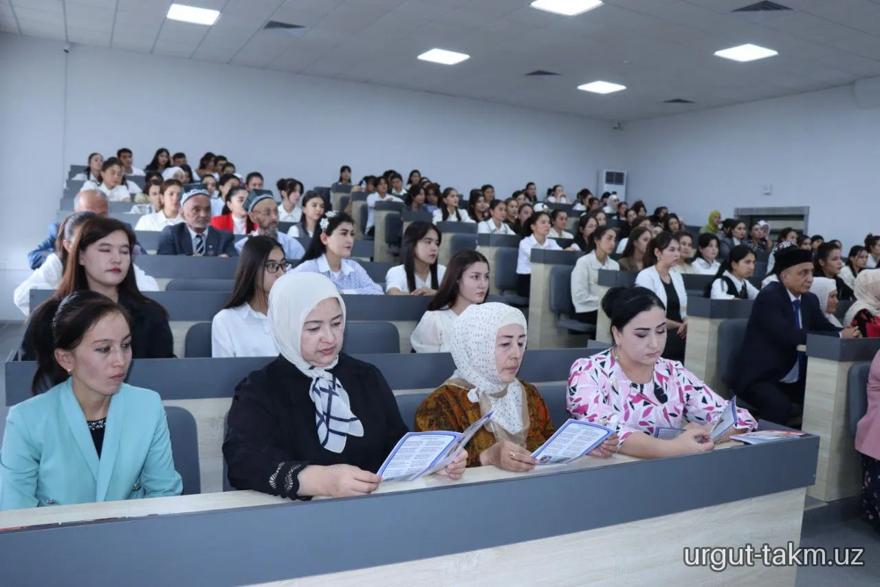 SamDU Urgut filialida O‘zbekiston Yozuvchilar uyushmasi a’zosi, sevimli shoira  Dilorom Ismoilovaning 60 yilligi munosabati bilan “Vatanni jonimdek asragin”  nomli adabiy-badiiy kecha tashkil etildi