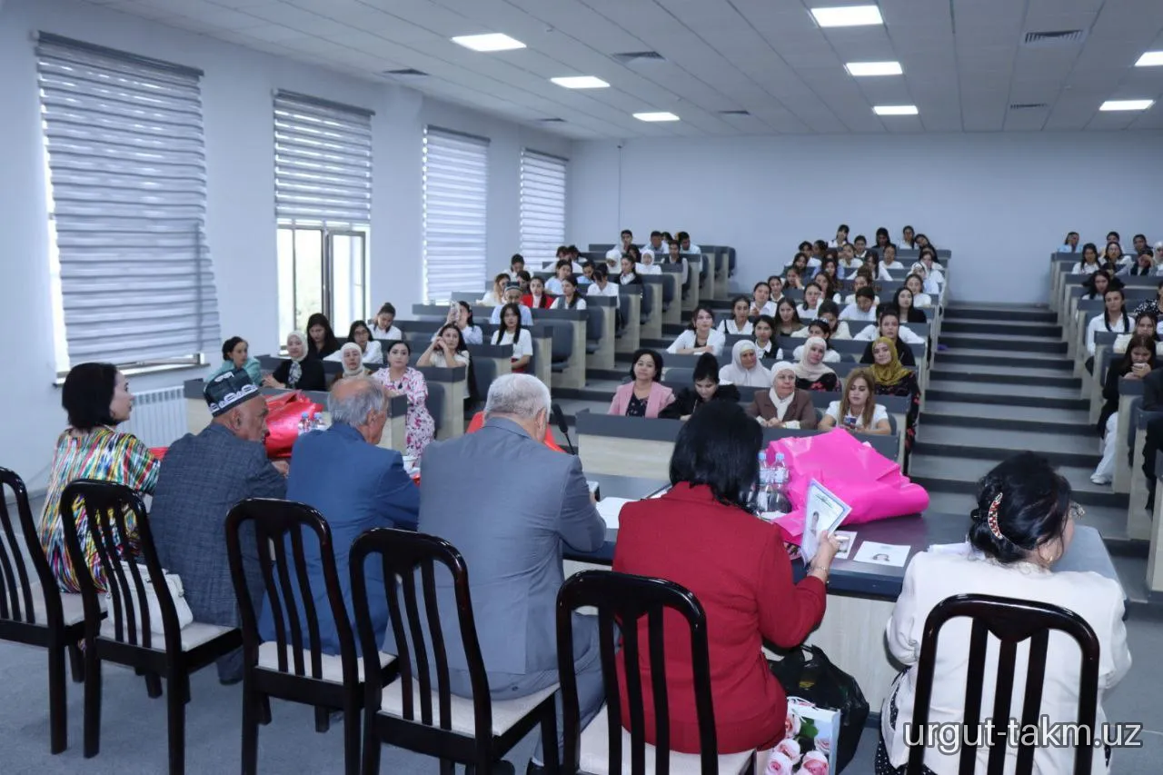 SamDU Urgut filialida O‘zbekiston Yozuvchilar uyushmasi a’zosi, sevimli shoira  Dilorom Ismoilovaning 60 yilligi munosabati bilan “Vatanni jonimdek asragin”  nomli adabiy-badiiy kecha tashkil etildi