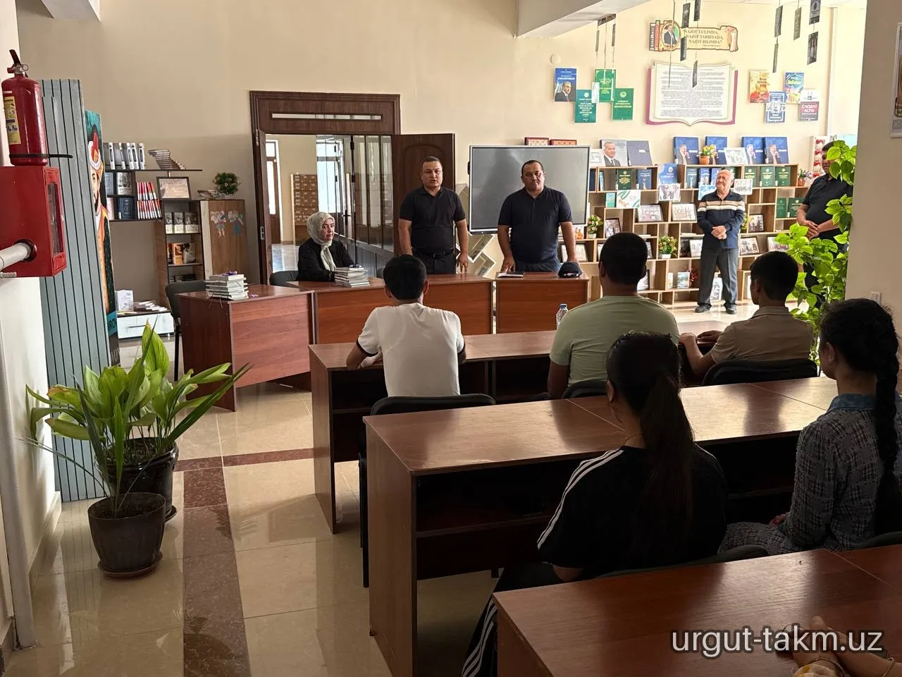 “Mustaqillikning 35 yilligi — Yangi O‘zbekiston yoshlar nigohida” shiori ostida davra suhbati o‘tkazildi