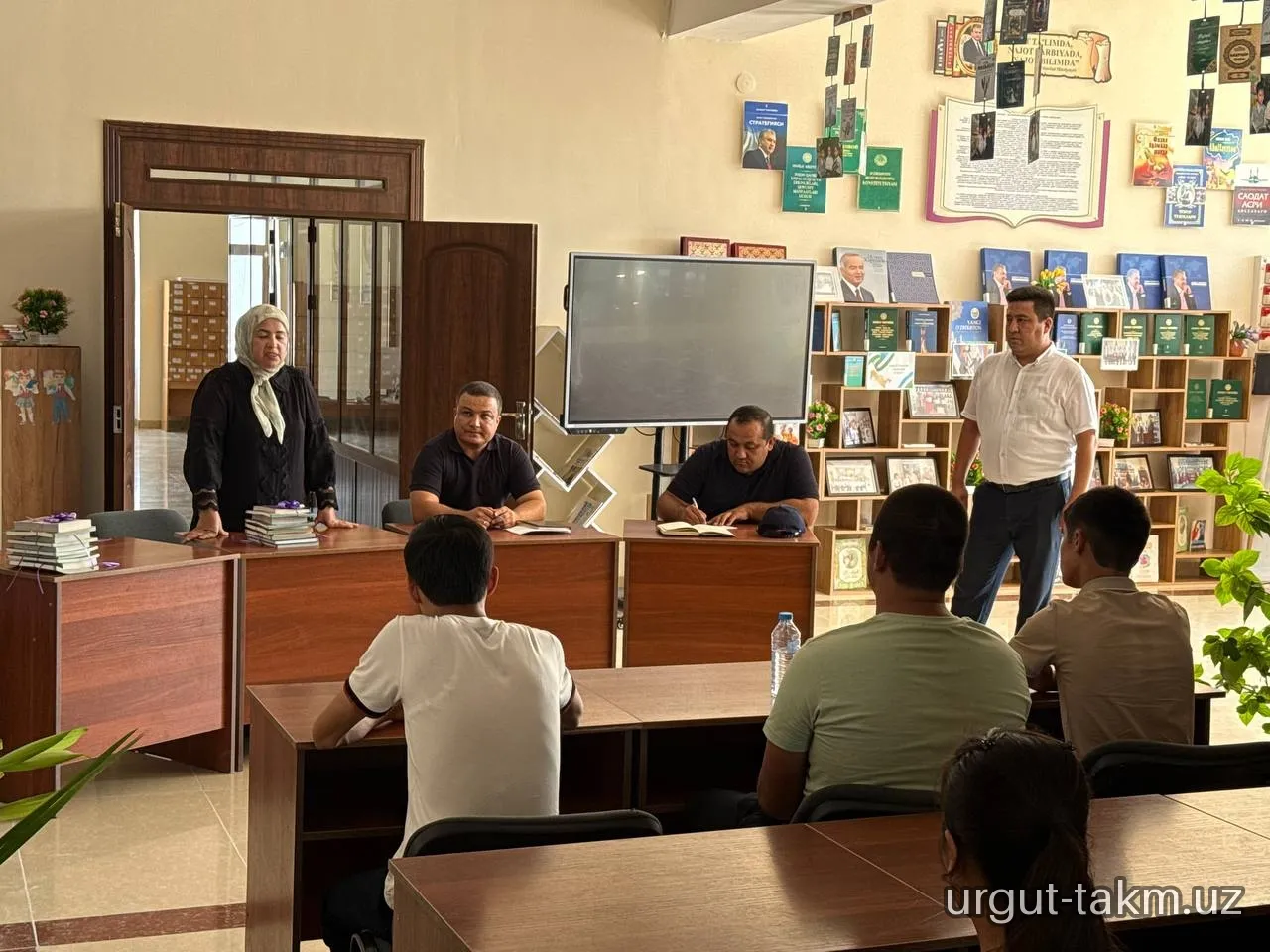 “Mustaqillikning 35 yilligi — Yangi O‘zbekiston yoshlar nigohida” shiori ostida davra suhbati o‘tkazildi