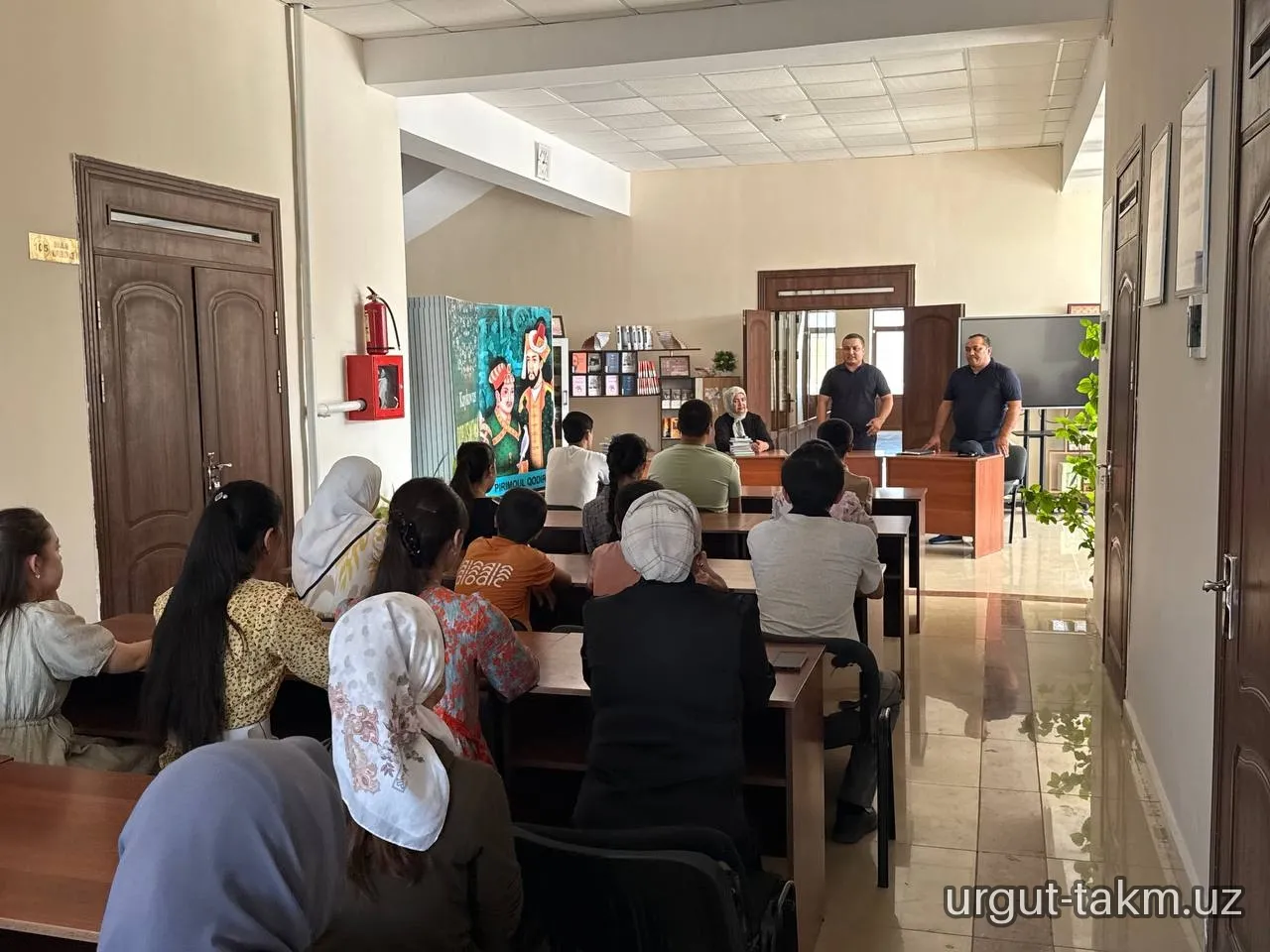 “Mustaqillikning 35 yilligi — Yangi O‘zbekiston yoshlar nigohida” shiori ostida davra suhbati o‘tkazildi