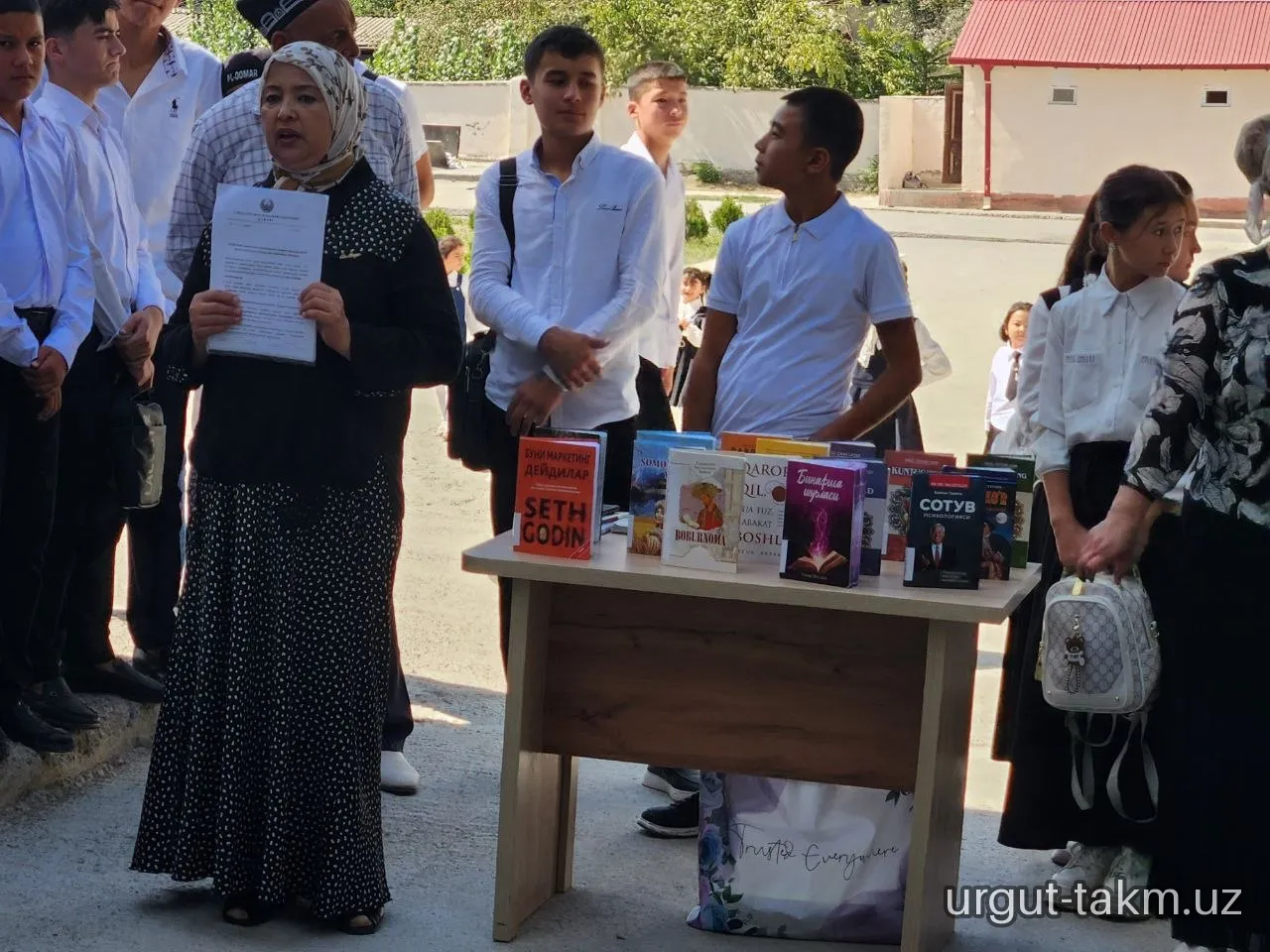 Urgut tuman axborot-kutubxona markazi mutaxassislari Maktabgacha va maktab ta‘limi bo‘limi tasarrufidagi 35-maktabda