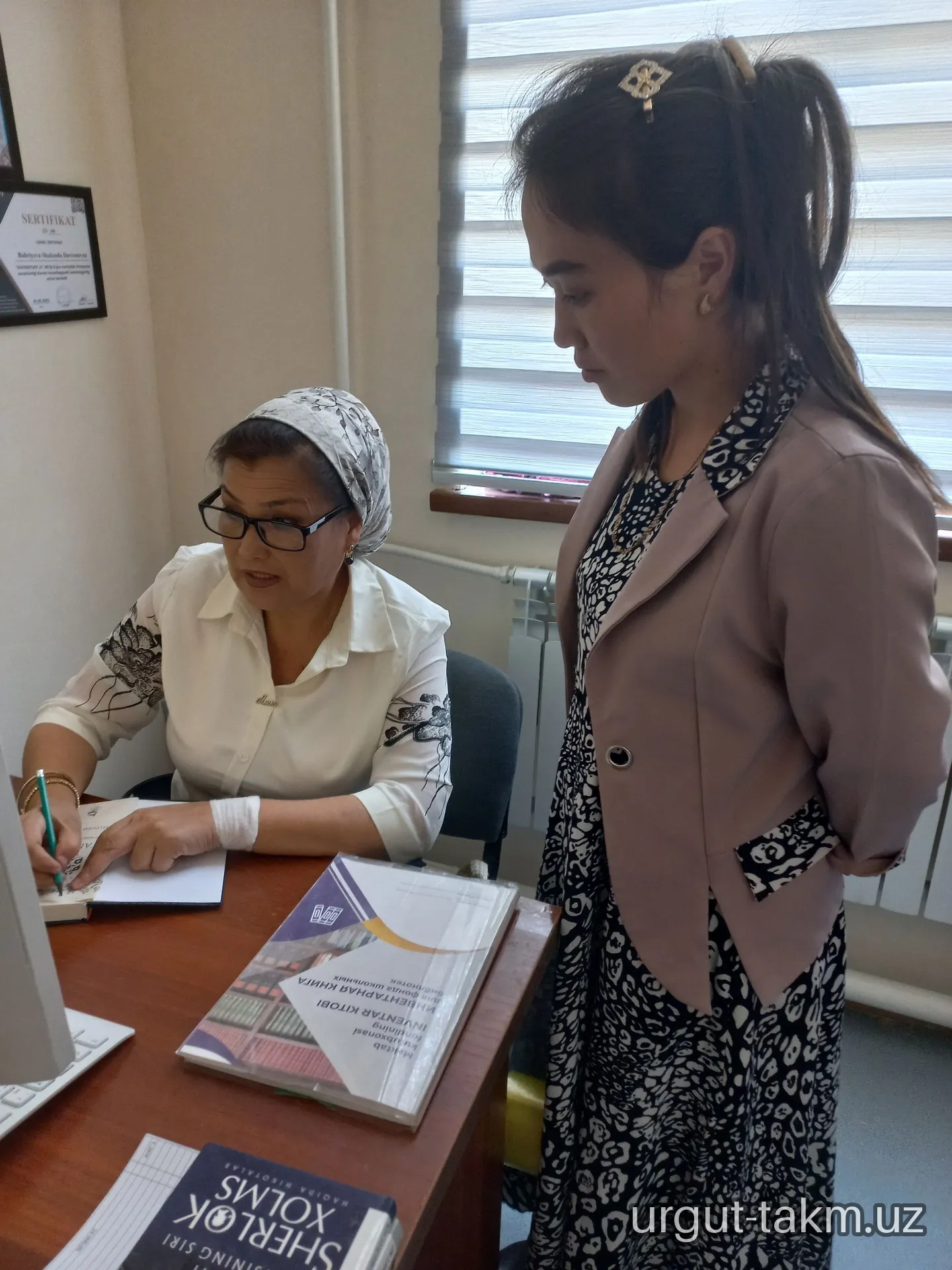 128-umumiy o‘rta ta'lim maktabining kutubxonachisiga metodik yordam koʻrsatildi