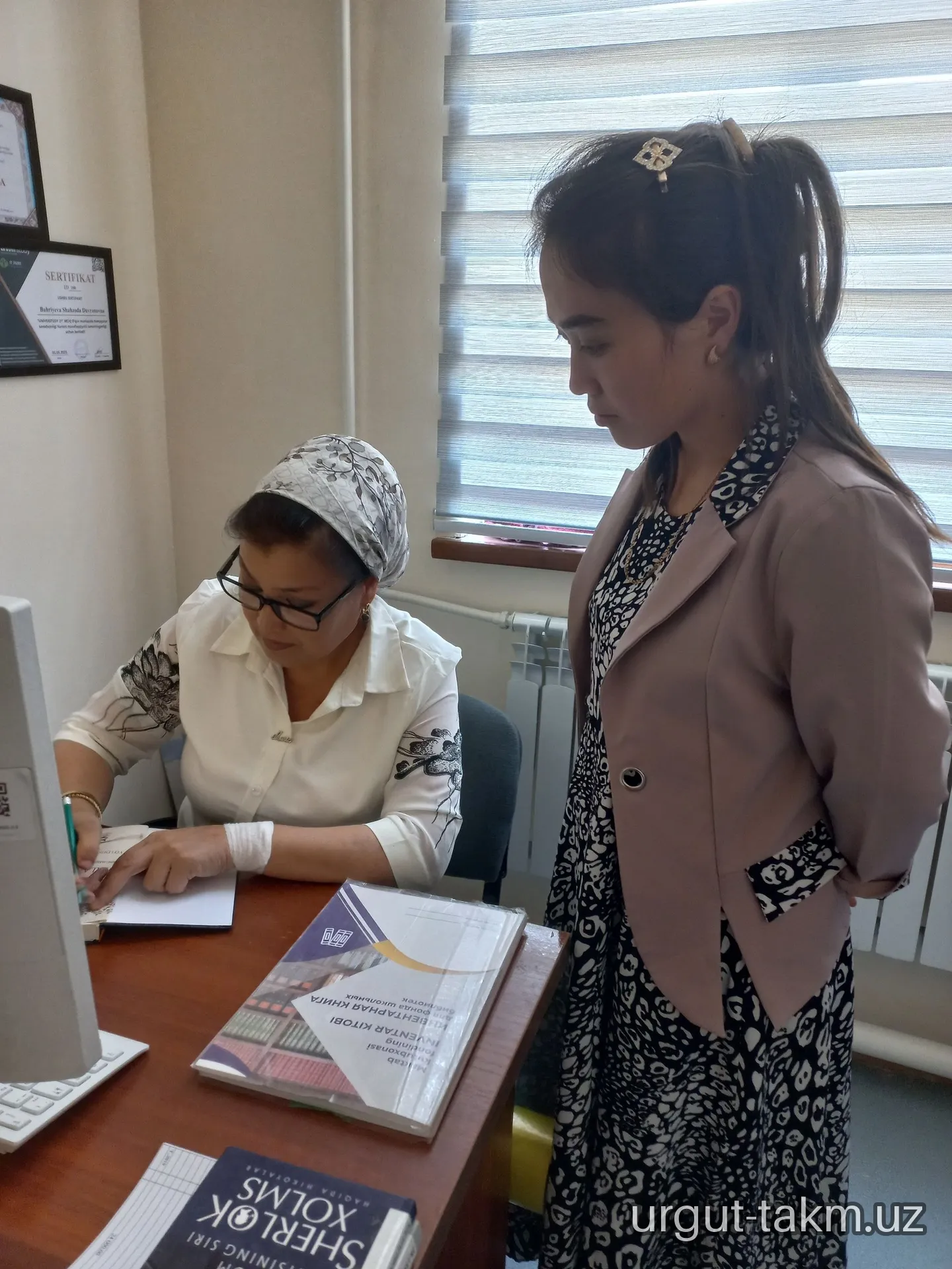 128-umumiy o‘rta ta'lim maktabining kutubxonachisiga metodik yordam koʻrsatildi