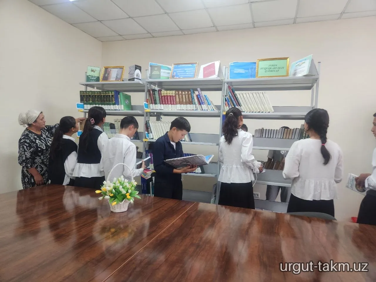 Urgut tuman axborot- kutubxona markazida  24-maktab o‘quvchilari ishtirokida ekskursiya tashkil etildi