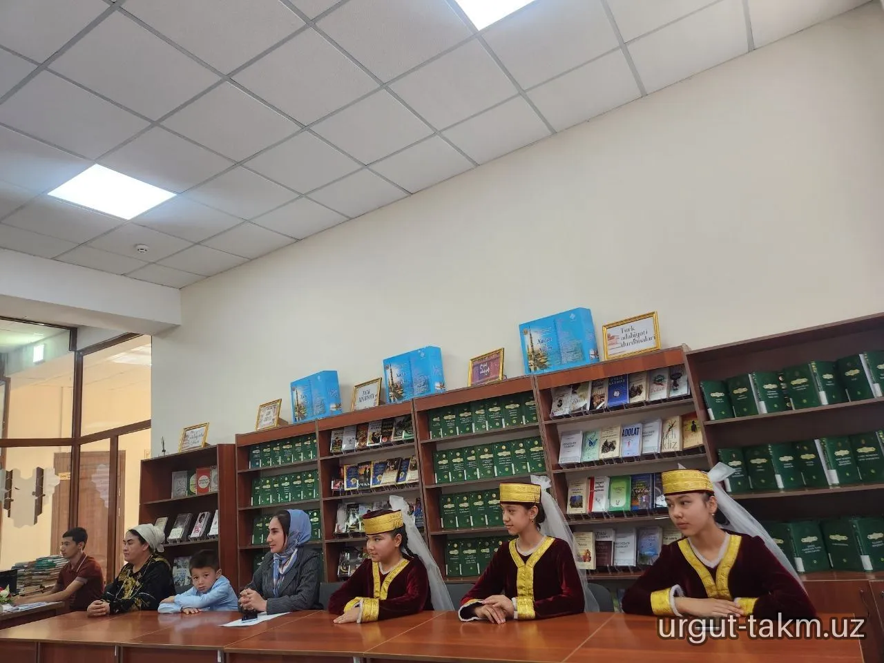 1-oktabr — O‘qituvchilar va murabbiylar kuni munosabati bilan Urgut tuman axborot-kutubxona markazida 156-maktab o‘quvchilari ishtirokida mazmunli va ko‘tarinki ruhdagi davra suhbati tashkil etildi