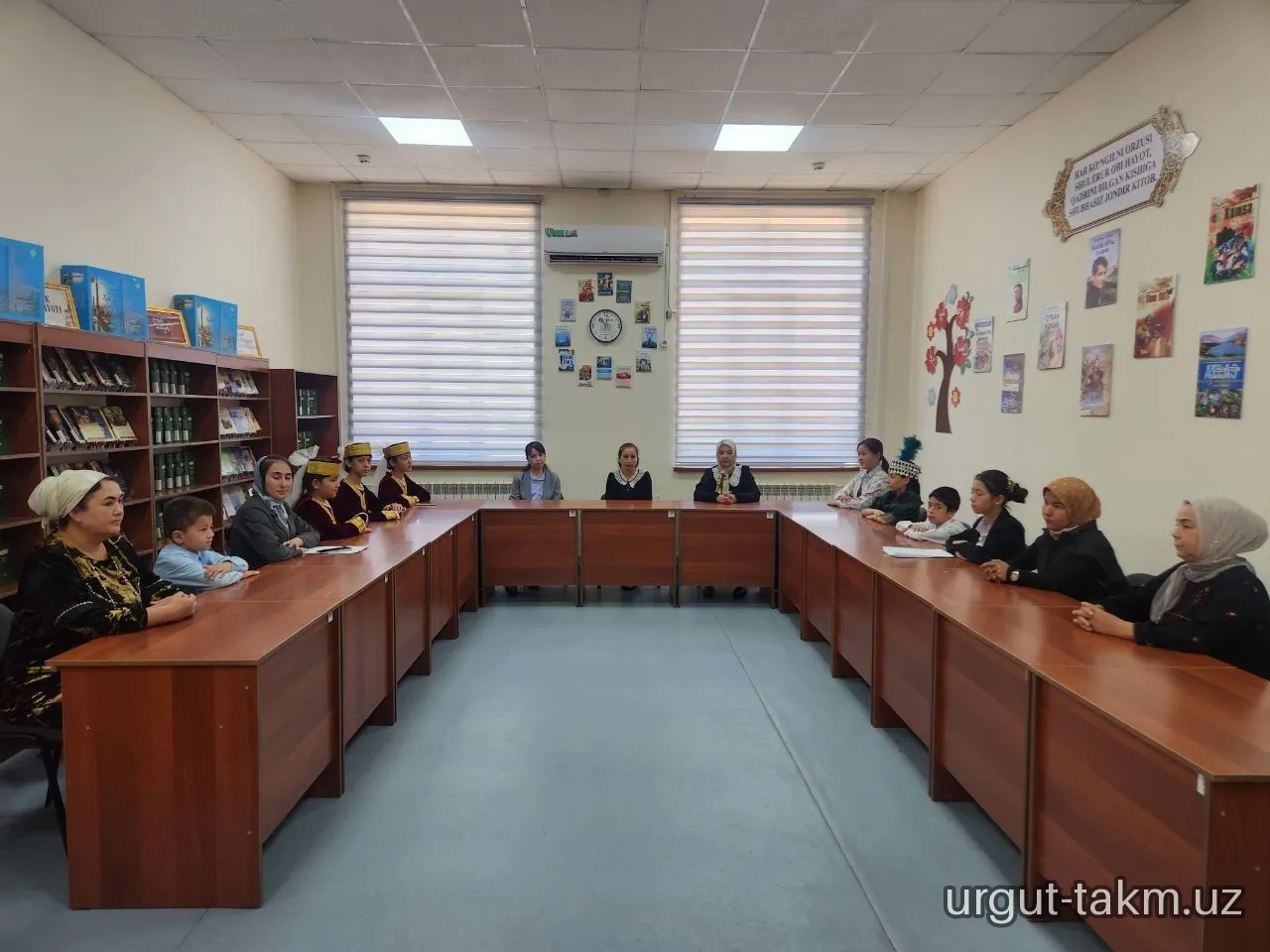 1-oktabr — O‘qituvchilar va murabbiylar kuni munosabati bilan Urgut tuman axborot-kutubxona markazida 156-maktab o‘quvchilari ishtirokida mazmunli va ko‘tarinki ruhdagi davra suhbati tashkil etildi