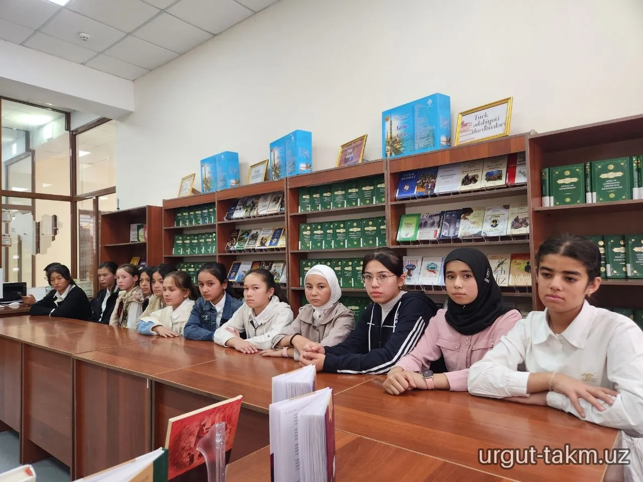KITOBLAR OLAMIGA SAYOHAT - 6-maktab