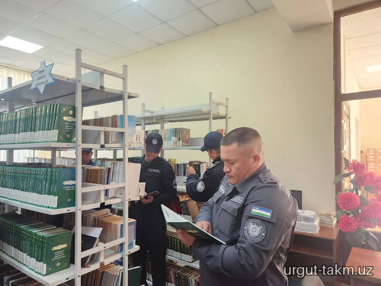 "Qiziqarli kutubxonada" nomli  kutubxona bo‘ylab ekskursiya Urgut tumanidagi  Qo‘riqlash xizmati xodimlari uchun tashkil qilindi.