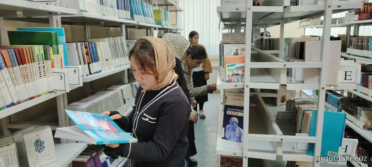 Urgut tuman axborot-kutubxona markazida "INFOLIB O'ZBEKISTON 2025"  XIV Milliy axborot-kutubxona haftaligining uchinchi kuni davomida kitobxonlikni targ‘ib qilish maqsadida  kutubxona bo‘ylab sayohat tashkil qilindi - 101-maktab