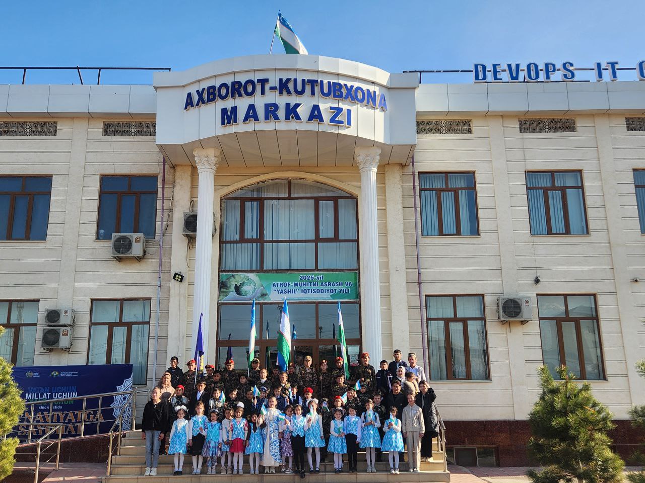 O‘zbekiston Respublikasining Davlat bayrog‘i qabul qilingan kun - 54 - maktab hamda Qalqon jasorat maktabi o'quvchilari