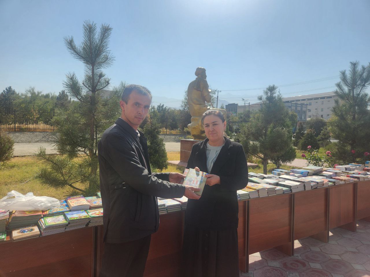 "VATAN UCHUN, MILLAT UCHUN, XALQ UCHUN" SHIORI OSTIDA "MAʼNAVIYATGA SAYOHAT" NOMLI KITOB YARMARKASI TASHKIL ETILDI