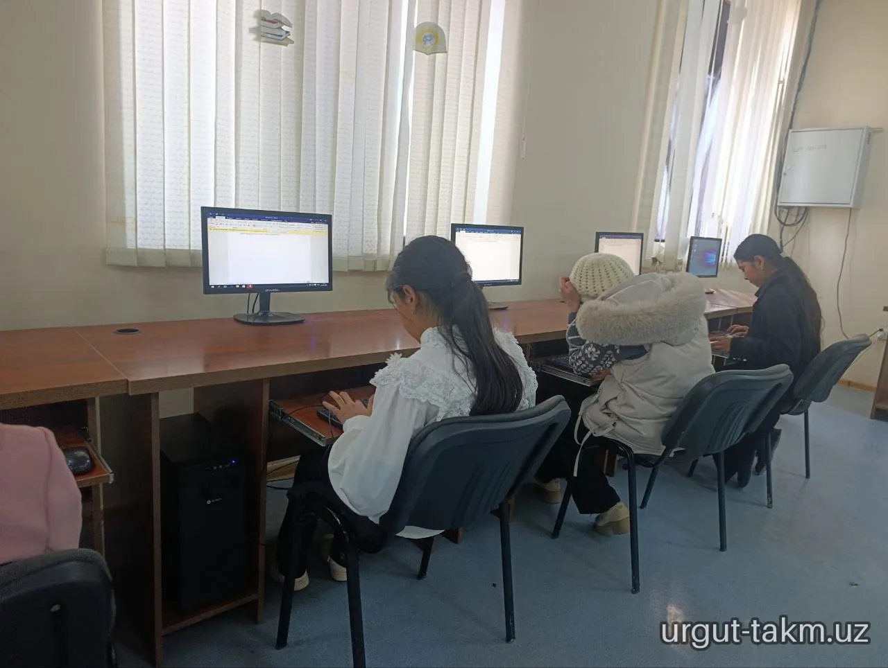 "Qiziqarli kutubxonada" nomli  kutubxona bo‘ylab ekskursiya Urgut tumanidagi 121 -  umumta‘lim maktabi o‘quvchilari  uchun tashkil qilindi.