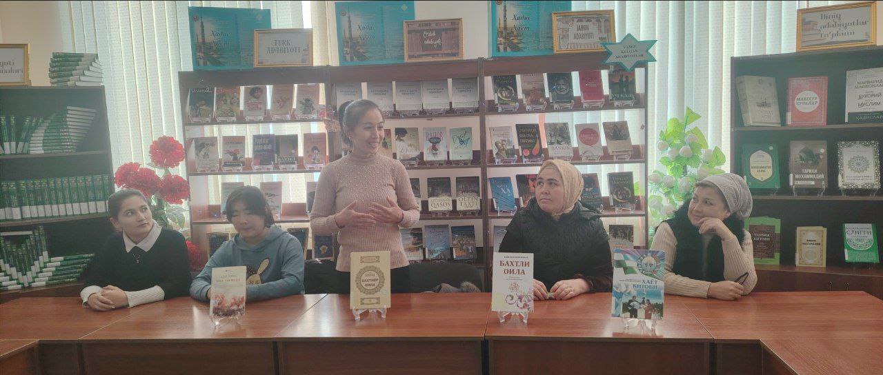 Urgut tuman axborot-kutubxona markazida  "ILMLI ONA FARZANDI, KELAJAKNI YARATADI" deb nomlangan shior asosida "Kitobxon onalar" kuni bo'lib o'tdi.