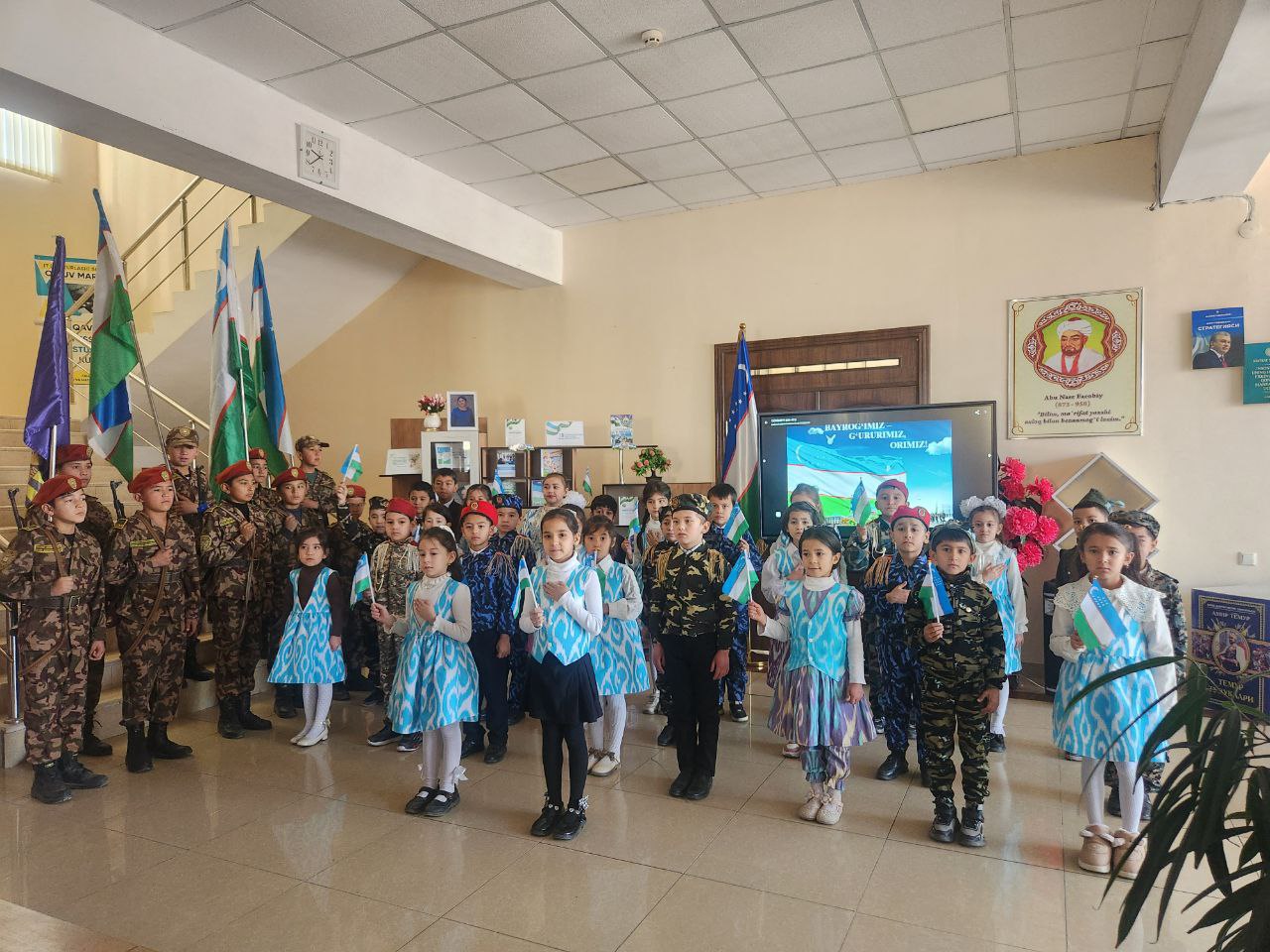 O‘zbekiston Respublikasining Davlat bayrog‘i qabul qilingan kun - 54 - maktab hamda Qalqon jasorat maktabi o'quvchilari