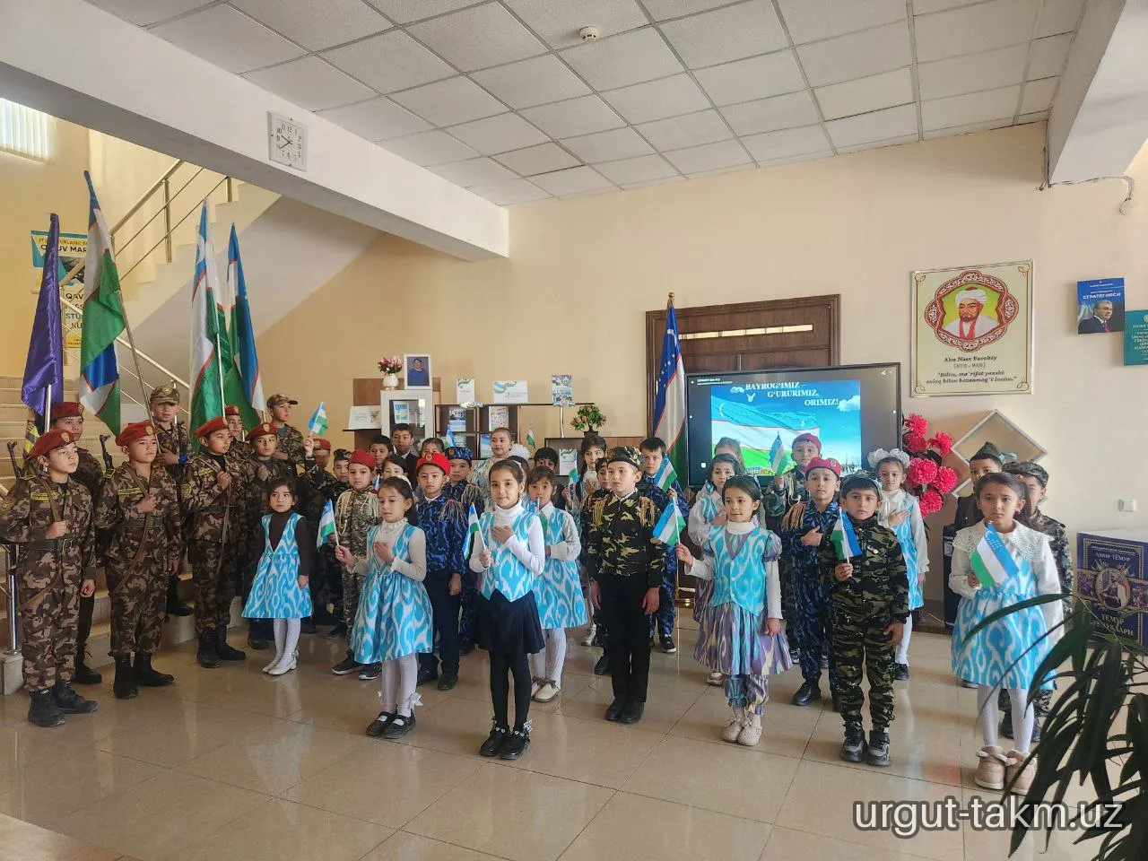 O‘zbekiston Respublikasining Davlat bayrog‘i qabul qilingan kun - 54 - maktab hamda Qalqon jasorat maktabi o'quvchilari