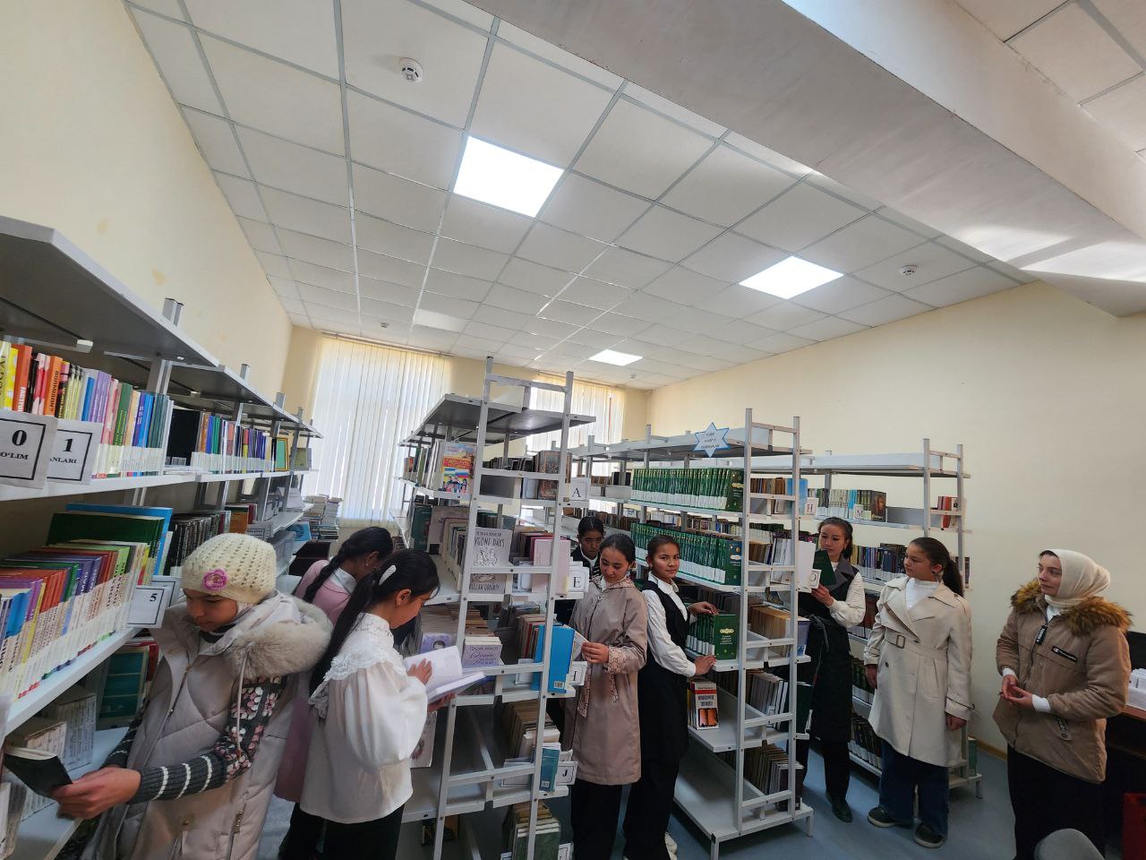 "Qiziqarli kutubxonada" nomli  kutubxona bo‘ylab ekskursiya Urgut tumanidagi 121 -  umumta‘lim maktabi