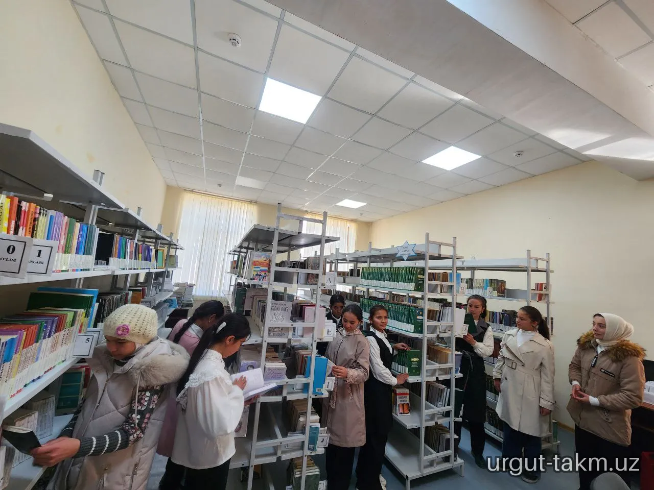 "Qiziqarli kutubxonada" nomli  kutubxona bo‘ylab ekskursiya Urgut tumanidagi 121 -  umumta‘lim maktabi