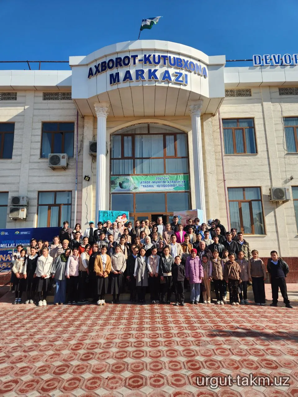 "Qiziqarli kutubxonada" nomli  kutubxona bo‘ylab ekskursiya Urgut tumanining turli hududidan tashrif buyurgan kitobxonlar uchun tashkil qilindi.