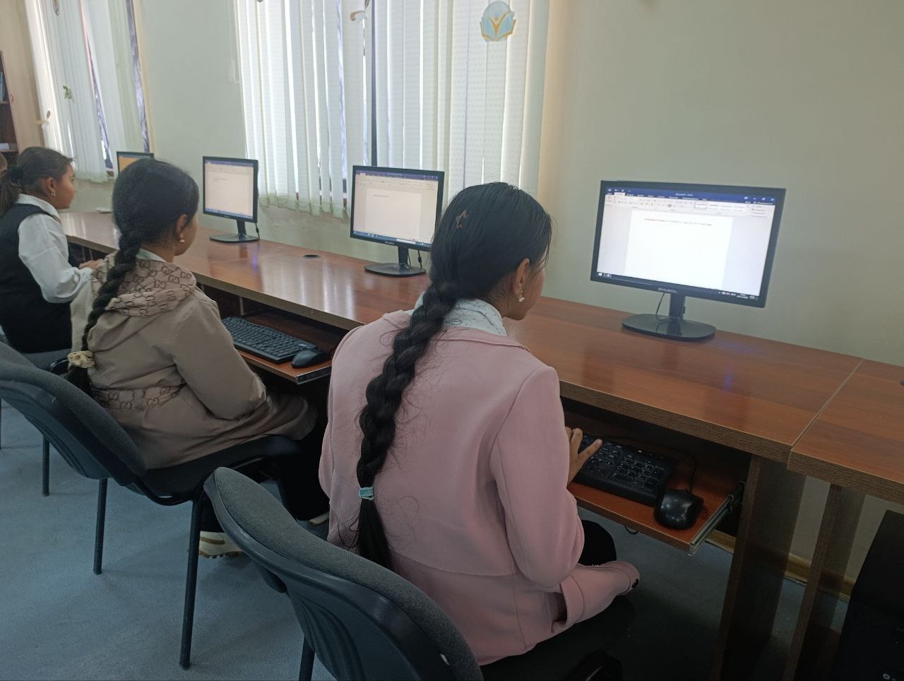 "Qiziqarli kutubxonada" nomli  kutubxona bo‘ylab ekskursiya Urgut tumanidagi 121 -  umumta‘lim maktabi o‘quvchilari  uchun tashkil qilindi.