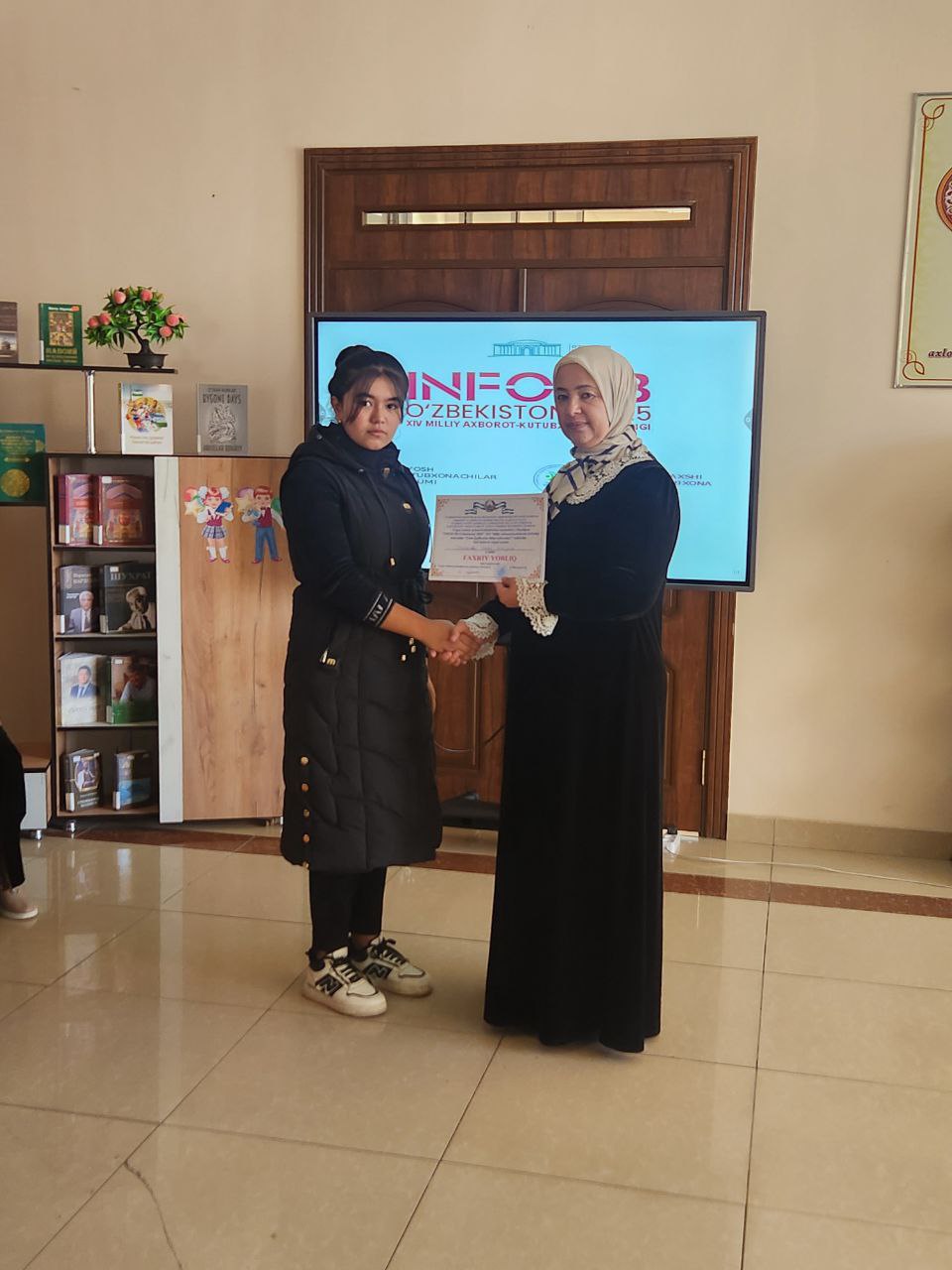 "INFOLIB OʻZBEKISTON 2025" XIV MILLIY AXBOROT-KUTUBXONA HAFTALIGI 3-KUN - URGUTLIK YOSH IJODKORLAR BILAN DAVRA SUHBATI