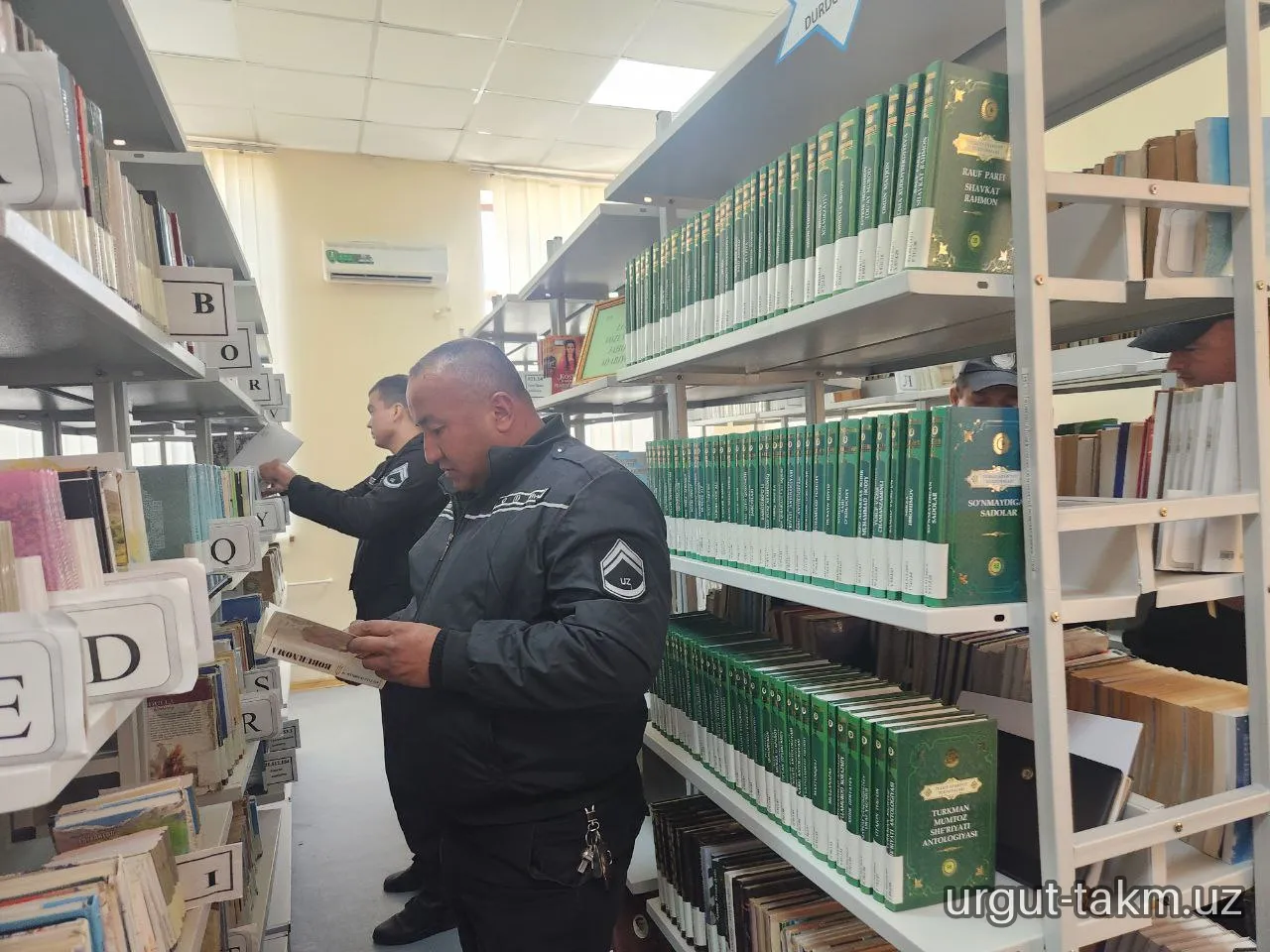 "Qiziqarli kutubxonada" nomli  kutubxona bo‘ylab ekskursiya Urgut tumanidagi  Qo‘riqlash xizmati xodimlari uchun tashkil qilindi.