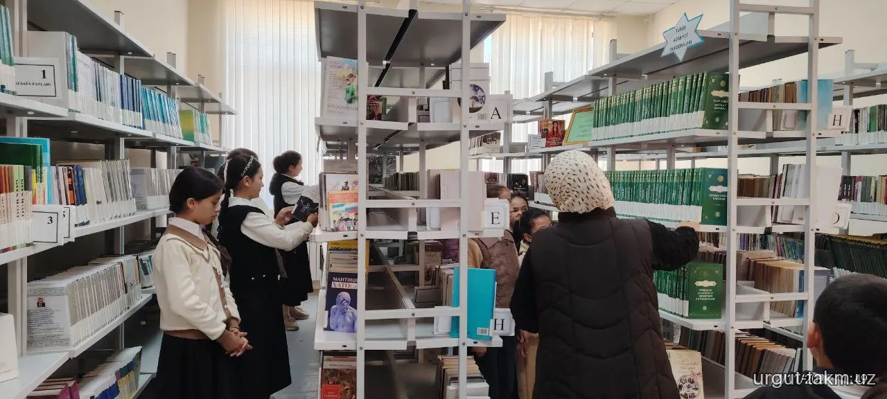 Axborot-kutubxona markazida  “INFOLIB OʻZBEKISTON-2025” XIV Milliy axborot-kutubxona haftaligining uchinchi kuni davomida kitobxonlikni targ‘ib qilish maqsadida  kutubxona bo‘ylab sayohat tashkil qilindi - 67 - 75 -maktablar