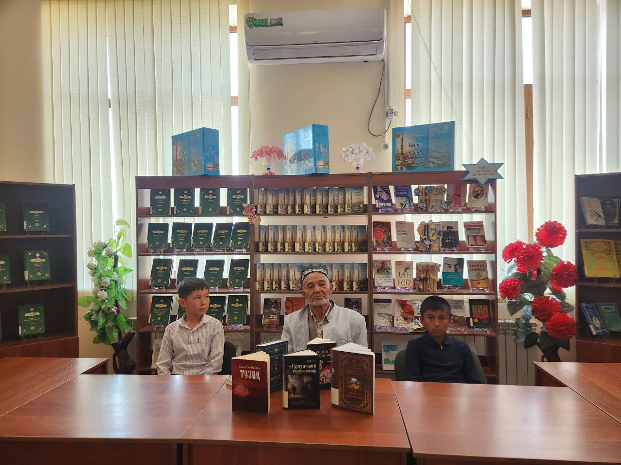 Urgut tuman axborot-kutubxona markazida Qayroqli mahallasi fuqarosi, faol kitobxon Muhammadiyev Rajabboy aka ishtirokida kitobxonlikni targ‘ib qilish maqsadida davra suhbati tashkil qilindi.