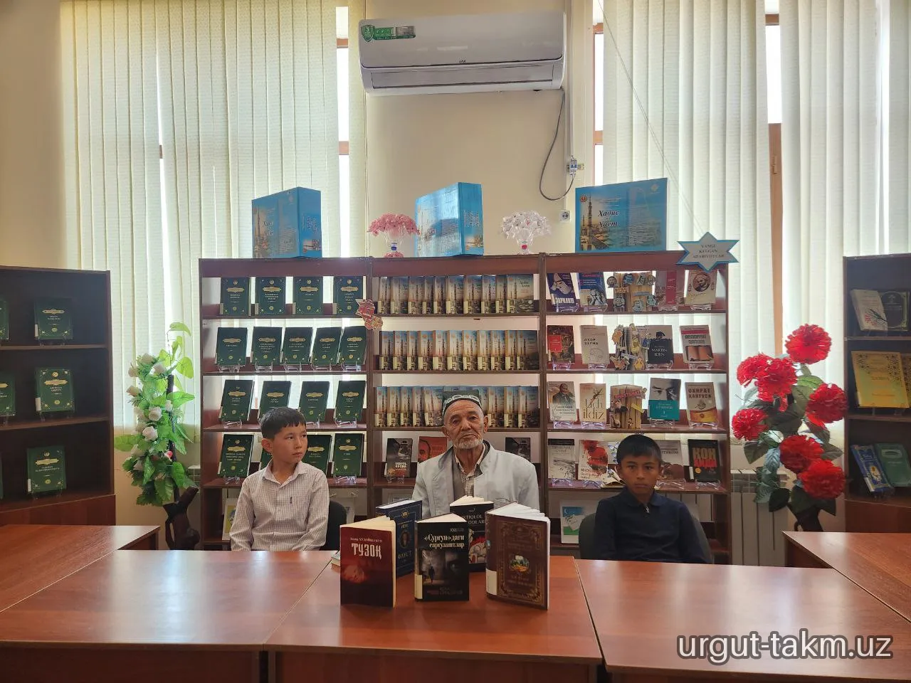 Urgut tuman axborot-kutubxona markazida Qayroqli mahallasi fuqarosi, faol kitobxon Muhammadiyev Rajabboy aka ishtirokida kitobxonlikni targ‘ib qilish maqsadida davra suhbati tashkil qilindi.