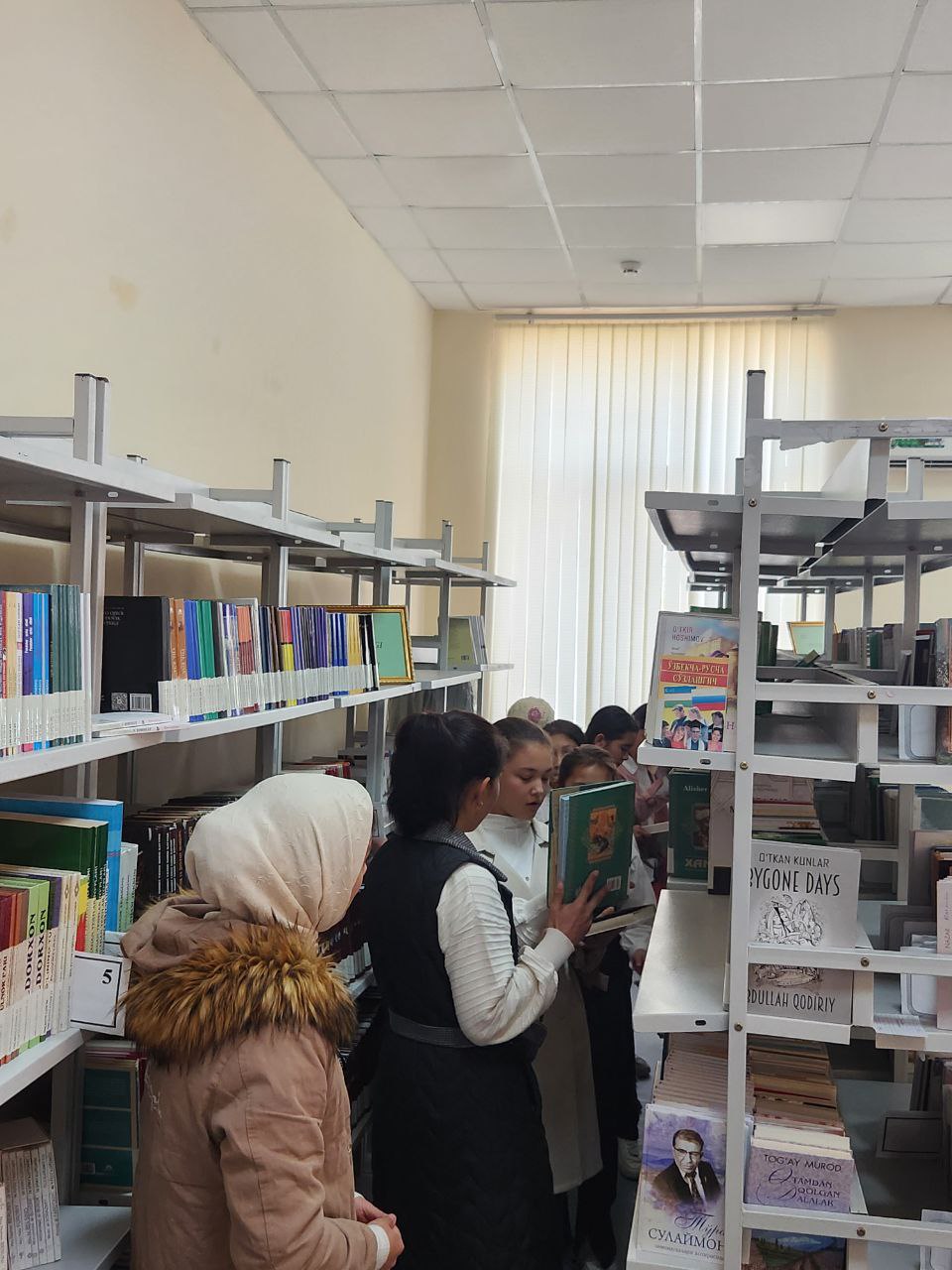 "Qiziqarli kutubxonada" nomli  kutubxona bo‘ylab ekskursiya Urgut tumanidagi 121 -  umumta‘lim maktabi