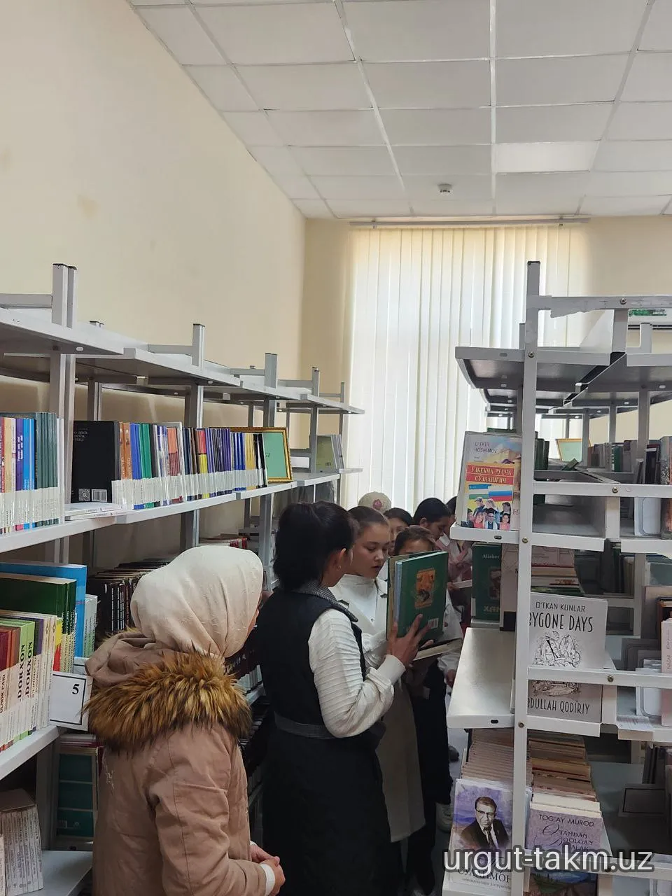 "Qiziqarli kutubxonada" nomli  kutubxona bo‘ylab ekskursiya Urgut tumanidagi 121 -  umumta‘lim maktabi