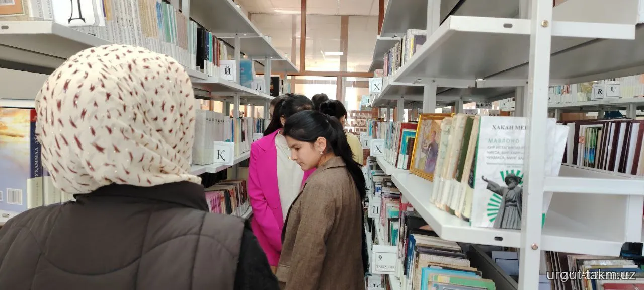 Axborot-kutubxona markazida  “INFOLIB OʻZBEKISTON-2025” XIV Milliy axborot-kutubxona haftaligining uchinchi kuni davomida kitobxonlikni targ‘ib qilish maqsadida  kutubxona bo‘ylab sayohat tashkil qilindi - 77-maktab