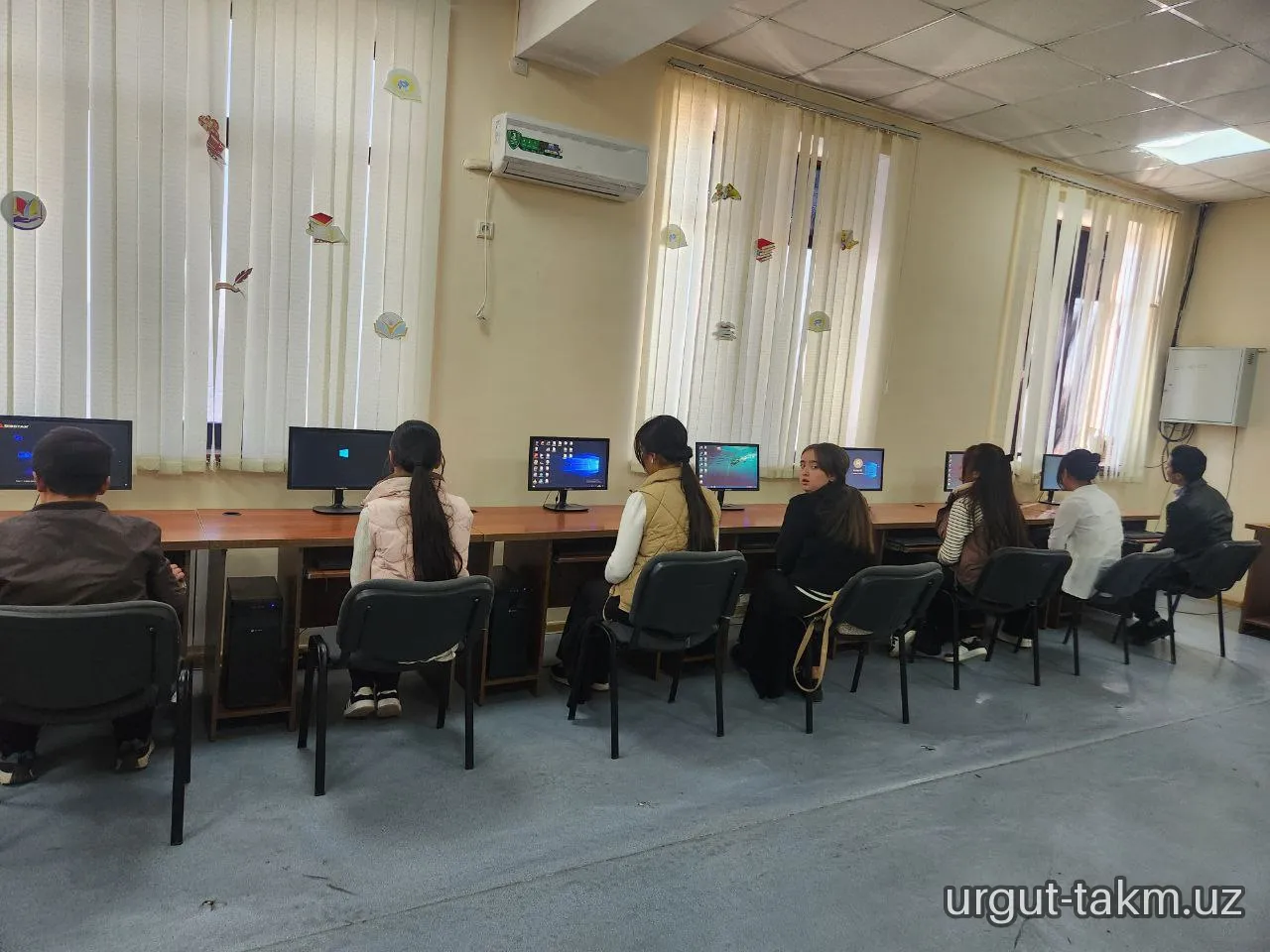"Qiziqarli kutubxonada" nomli  kutubxona bo‘ylab ekskursiya Urgut tumanining turli hududidan tashrif buyurgan kitobxonlar uchun tashkil qilindi.