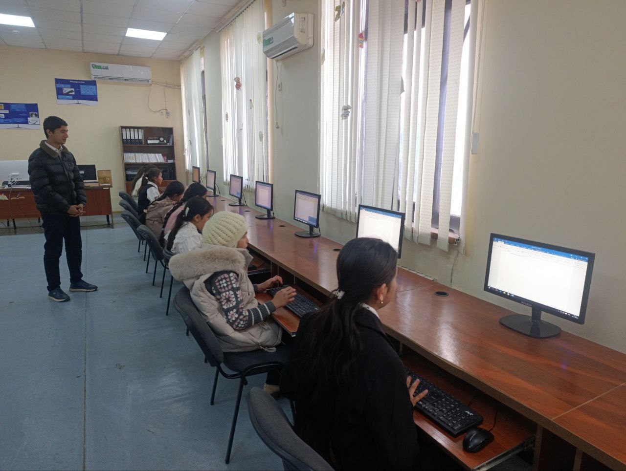 "Qiziqarli kutubxonada" nomli  kutubxona bo‘ylab ekskursiya Urgut tumanidagi 121 -  umumta‘lim maktabi o‘quvchilari  uchun tashkil qilindi.