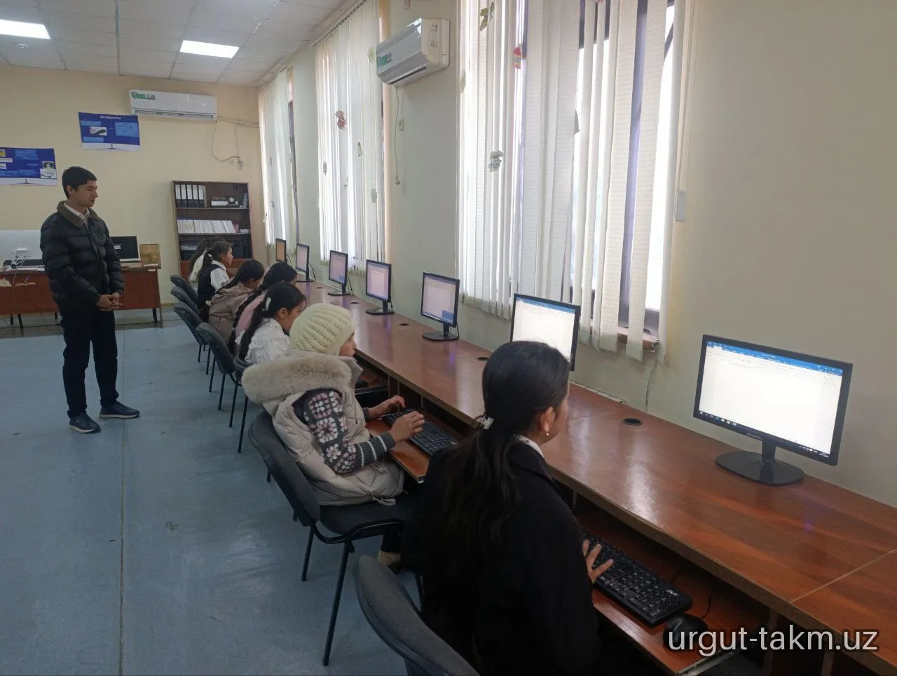 "Qiziqarli kutubxonada" nomli  kutubxona bo‘ylab ekskursiya Urgut tumanidagi 121 -  umumta‘lim maktabi o‘quvchilari  uchun tashkil qilindi.