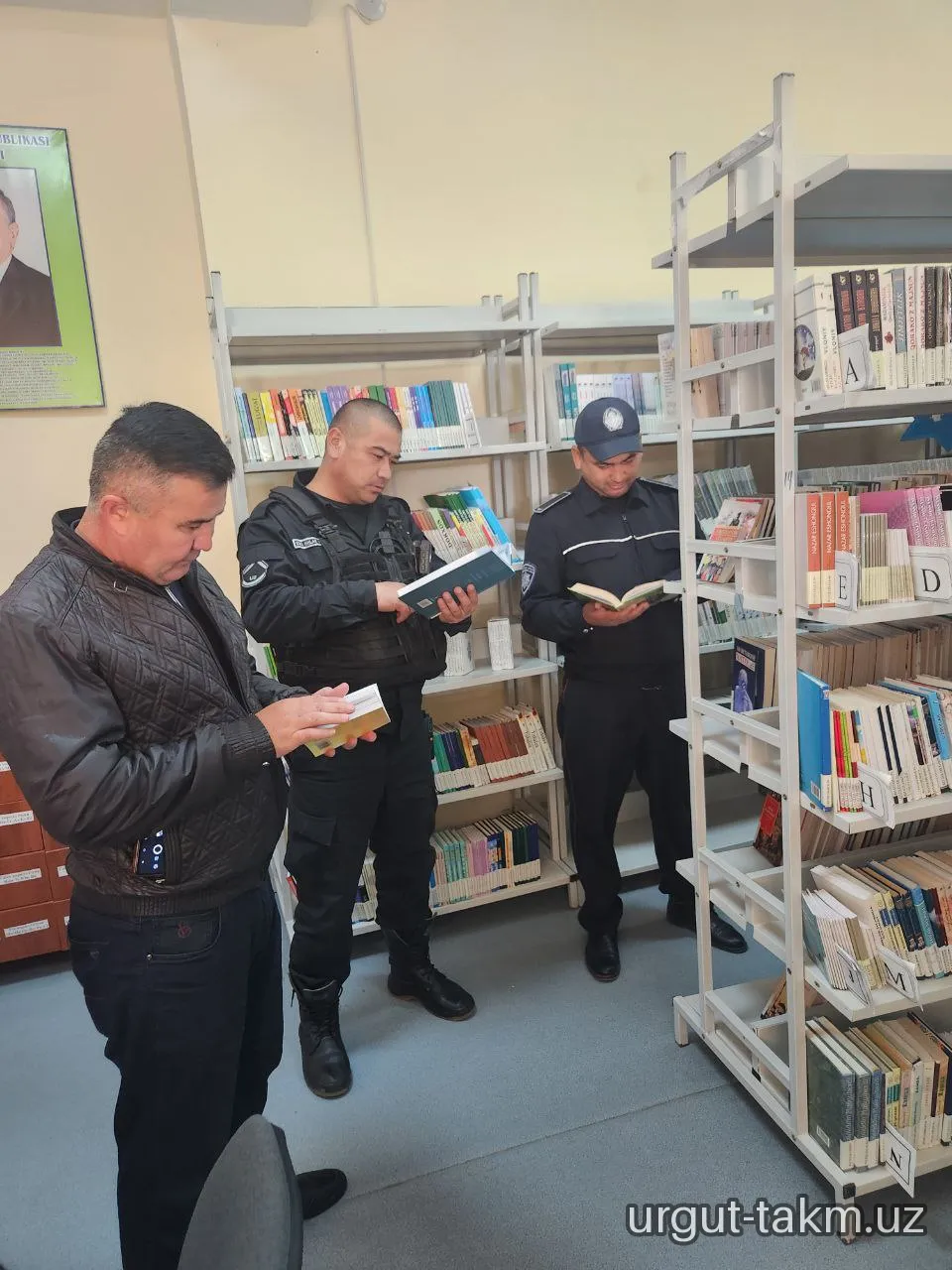 "Qiziqarli kutubxonada" nomli  kutubxona bo‘ylab ekskursiya Urgut tumanidagi  Qo‘riqlash xizmati xodimlari uchun tashkil qilindi.