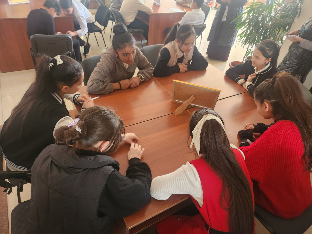 “INFOLIB OʻZBEKISTON–2025” XIV Milliy axborot-kutubxona haftaligi doirasida Urgut tuman axborot-kutubxona markazida haftalikning beshinchi kuni yanada qiziqarli va mazmunli tarzda tashkil etildi - "Zakovat" - 3-89-154-maktablar