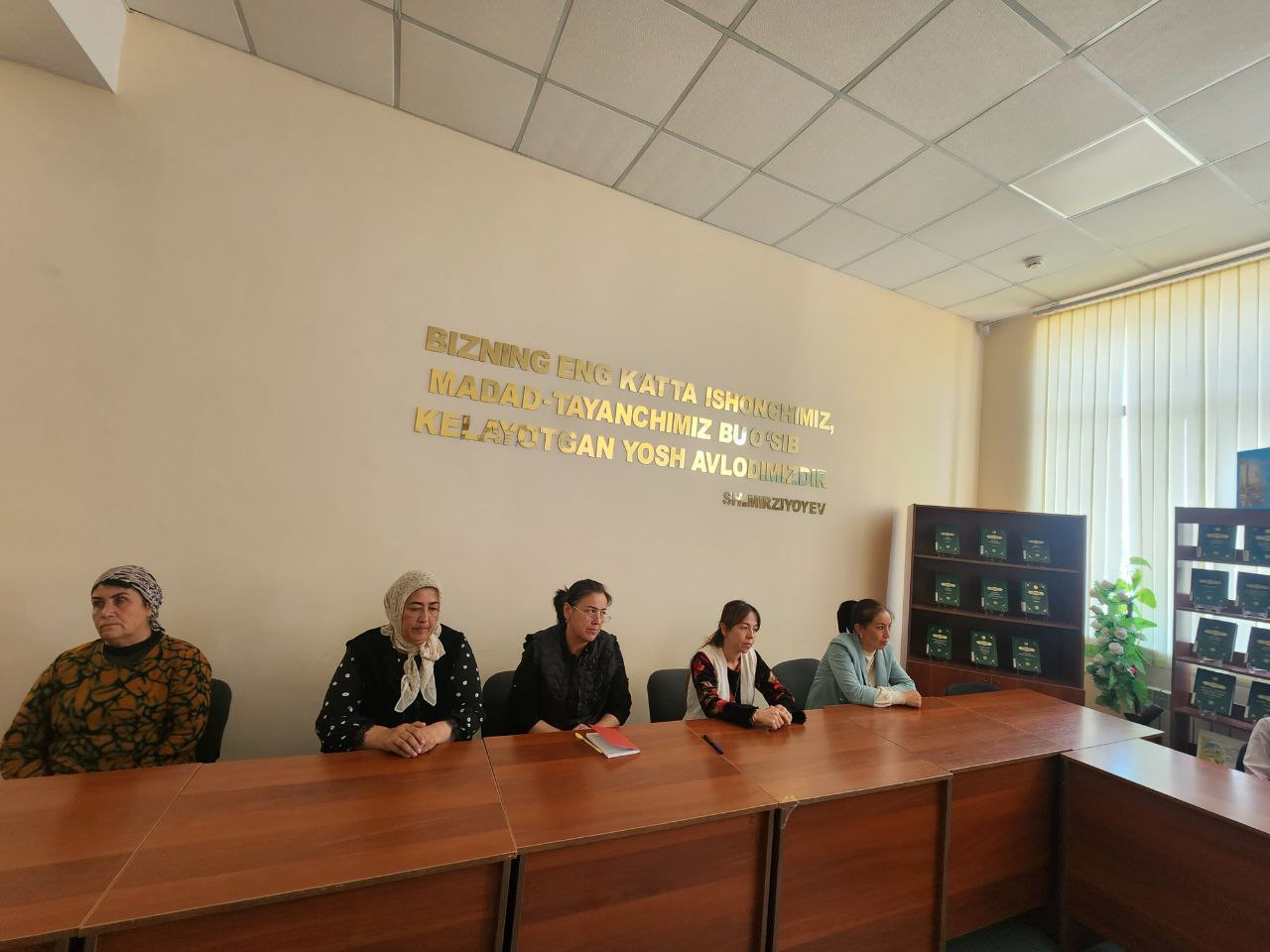 Urgut tuman axborot-kutubxona markazida Qayroqli mahallasi fuqarosi, faol kitobxon Muhammadiyev Rajabboy aka ishtirokida kitobxonlikni targ‘ib qilish maqsadida davra suhbati tashkil qilindi.