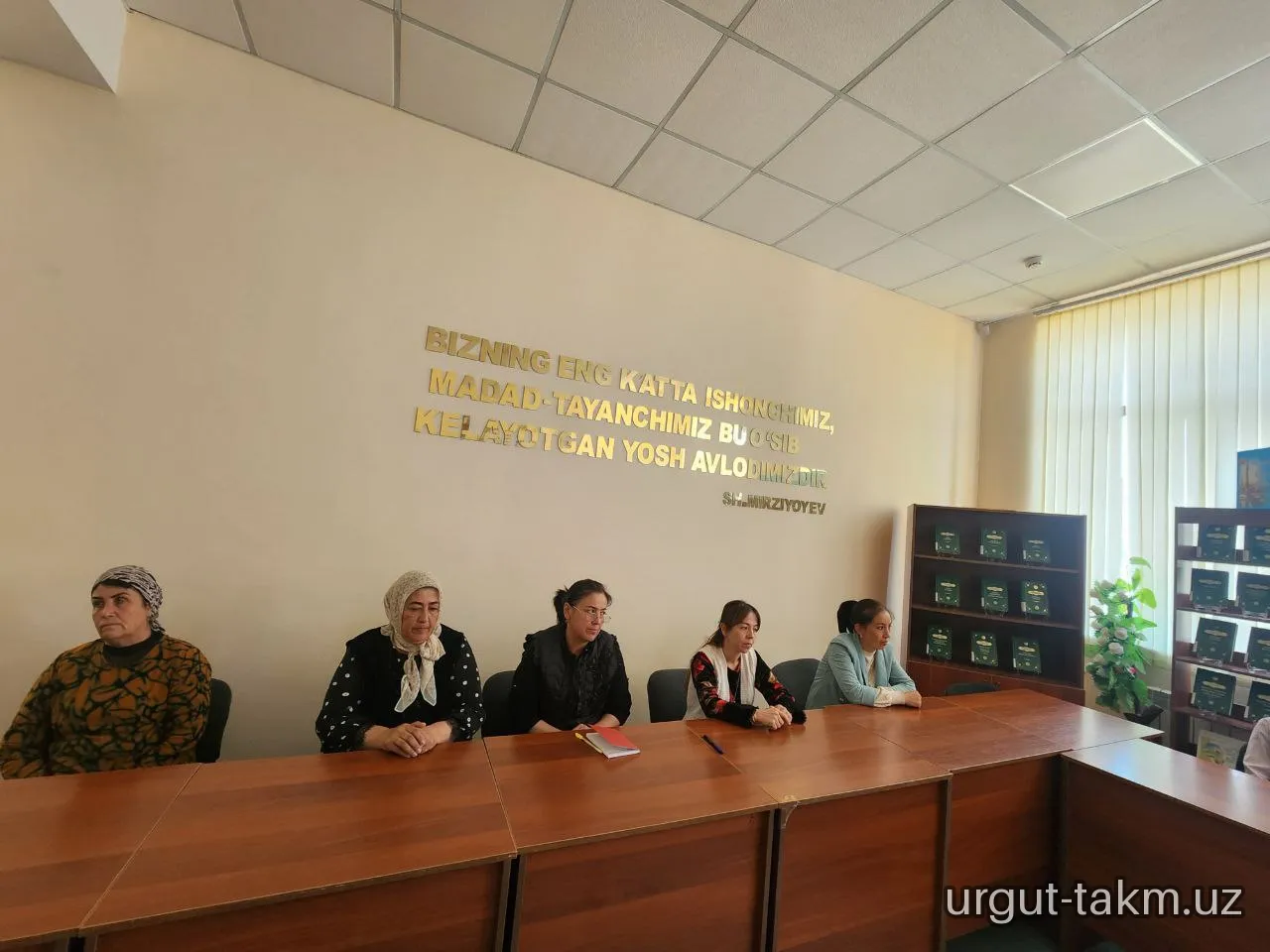 Urgut tuman axborot-kutubxona markazida Qayroqli mahallasi fuqarosi, faol kitobxon Muhammadiyev Rajabboy aka ishtirokida kitobxonlikni targ‘ib qilish maqsadida davra suhbati tashkil qilindi.