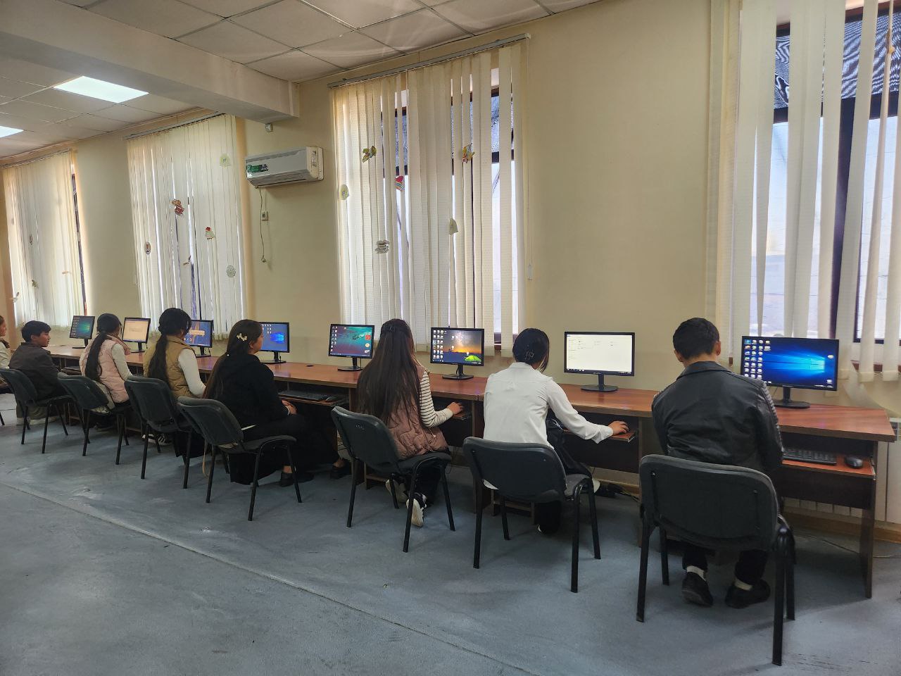 "Qiziqarli kutubxonada" nomli  kutubxona bo‘ylab ekskursiya Urgut tumanining turli hududidan tashrif buyurgan kitobxonlar uchun tashkil qilindi.