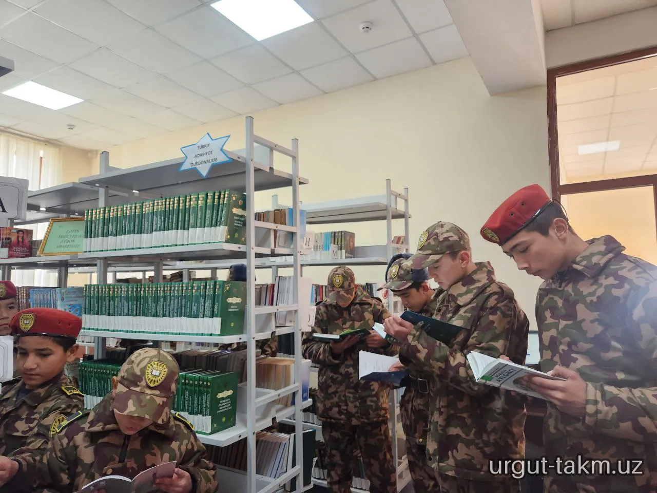 "Qiziqarli kutubxonada" nomli  kutubxona bo‘ylab ekskursiya Urgut tumanidagi  Qalqon jasorat maktabi o‘quvchilari uchun tashkil qilindi.
