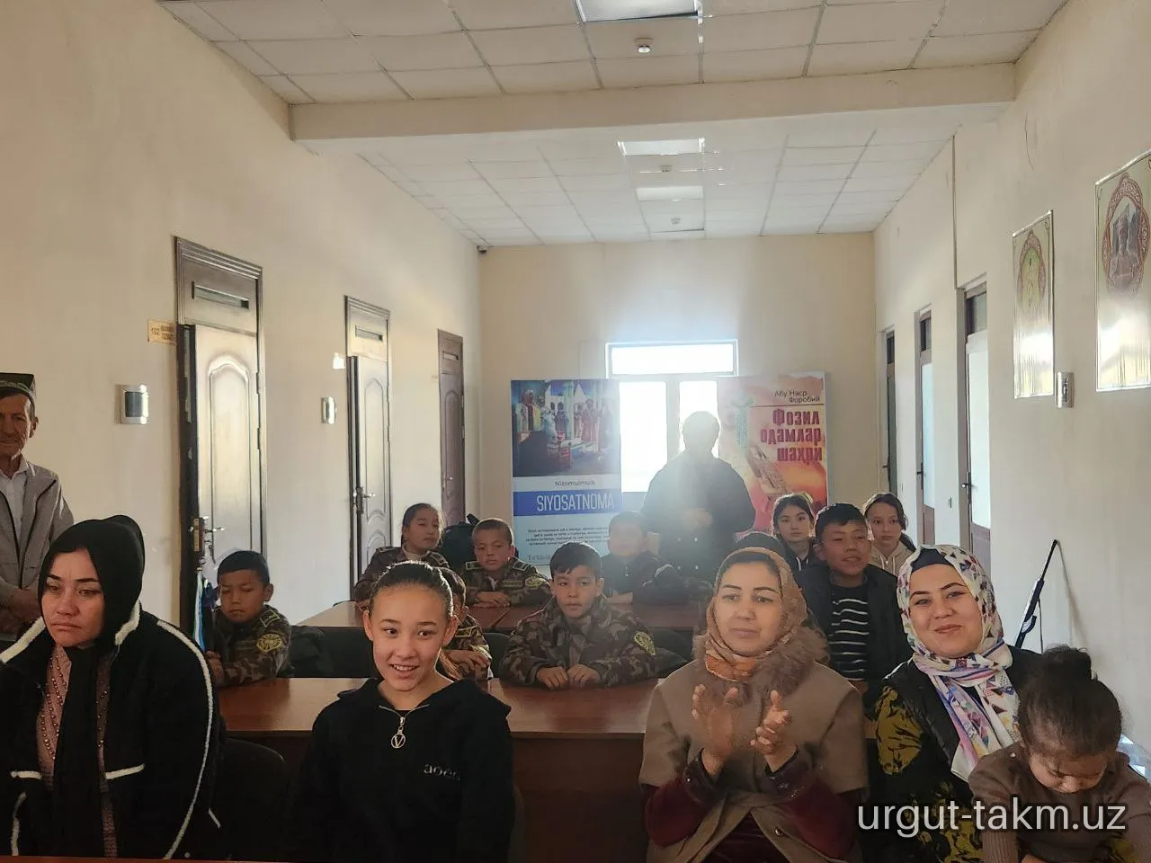O‘zbekiston Respublikasining Davlat bayrog‘i qabul qilingan kun - 54 - maktab hamda Qalqon jasorat maktabi o'quvchilari