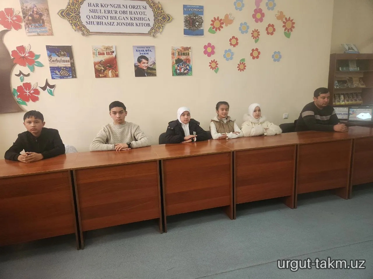 “Kitobsevarlar” klubi a’zolari ishtirokida kitob targ‘ibotiga bag‘ishlangan ma’naviy-ma’rifiy tadbir tashkil etildi.