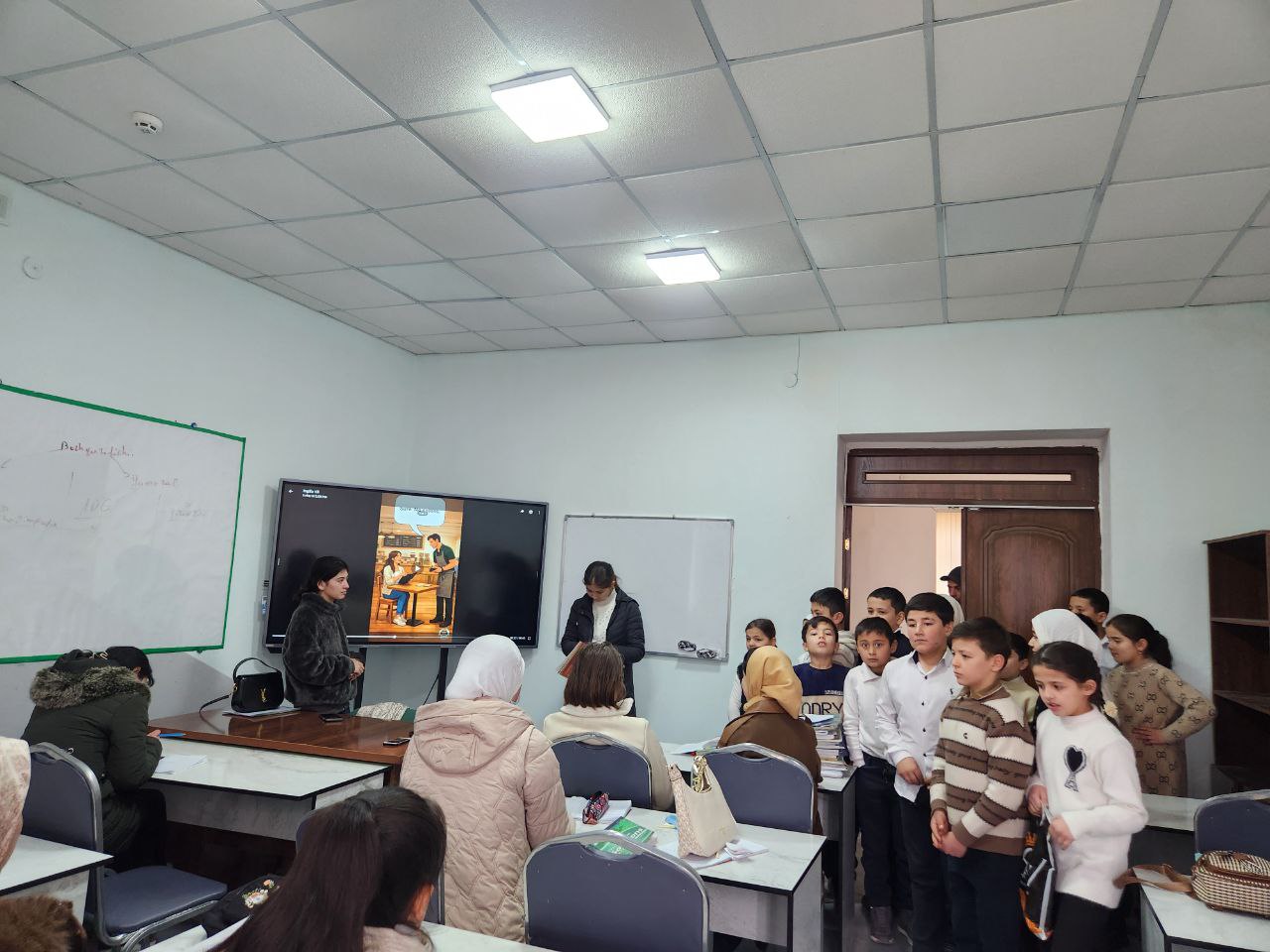 86-maktab o'quvchilari kutubxona bo'ylab sayohat uyushtirildi