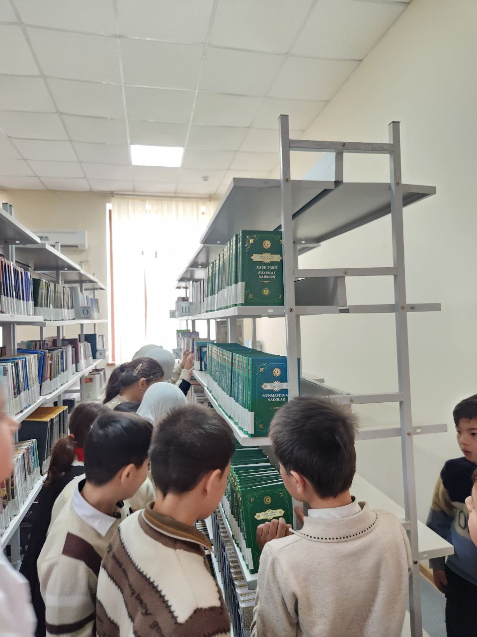 86-maktab o'quvchilari kutubxona bo'ylab sayohat uyushtirildi